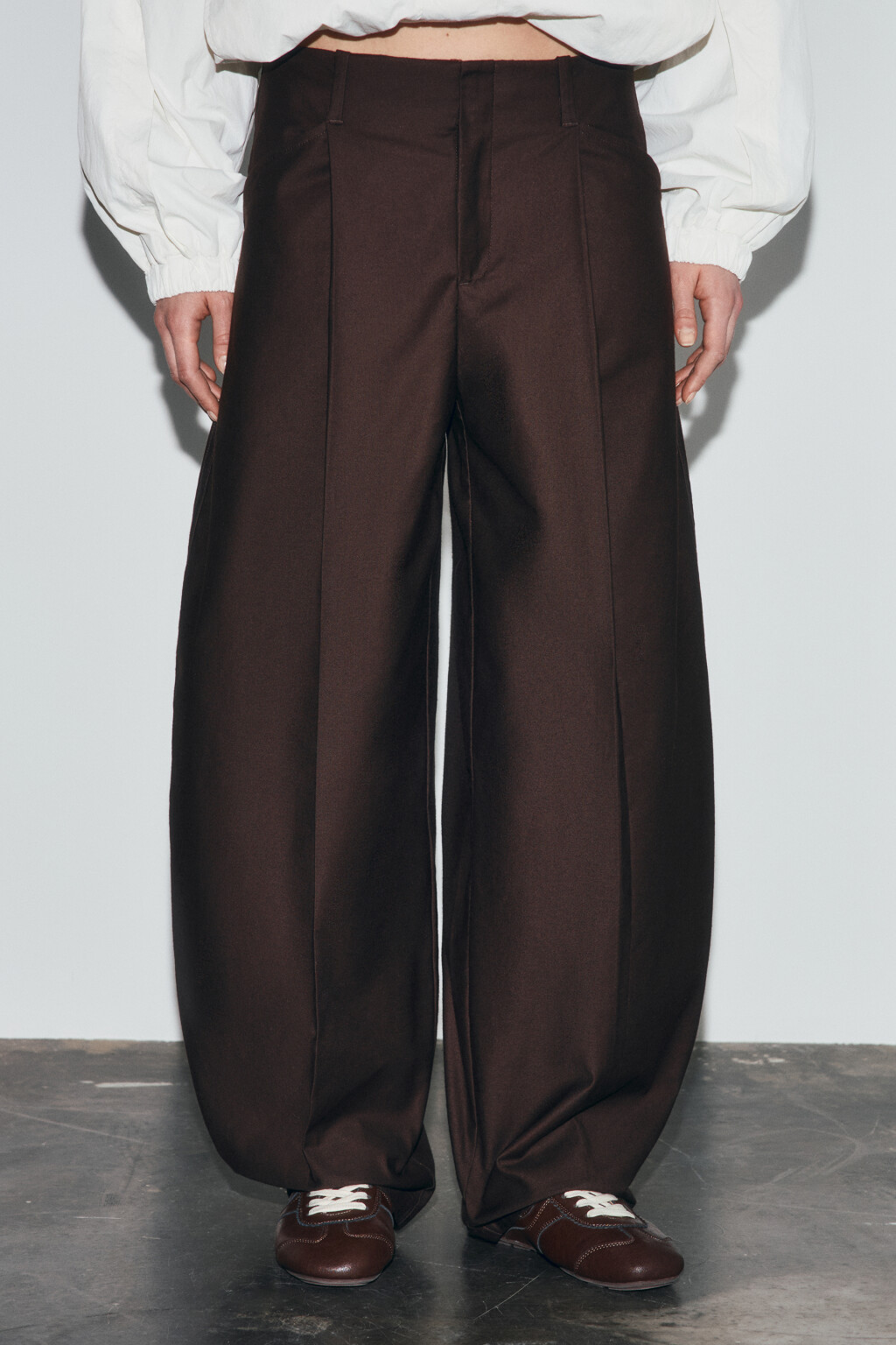 Брюки barrel fit с высокой посадкой и защипами - цвет коричневый - 2