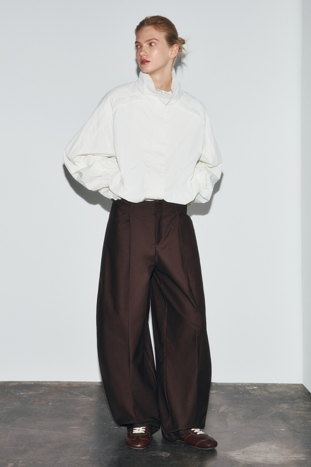 Брюки barrel fit с высокой посадкой и защипами - цвет коричневый - 4