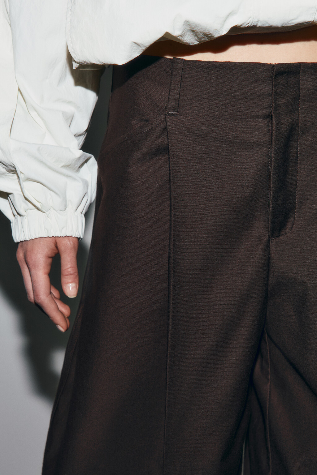 Брюки barrel fit с высокой посадкой и защипами - цвет коричневый - 5