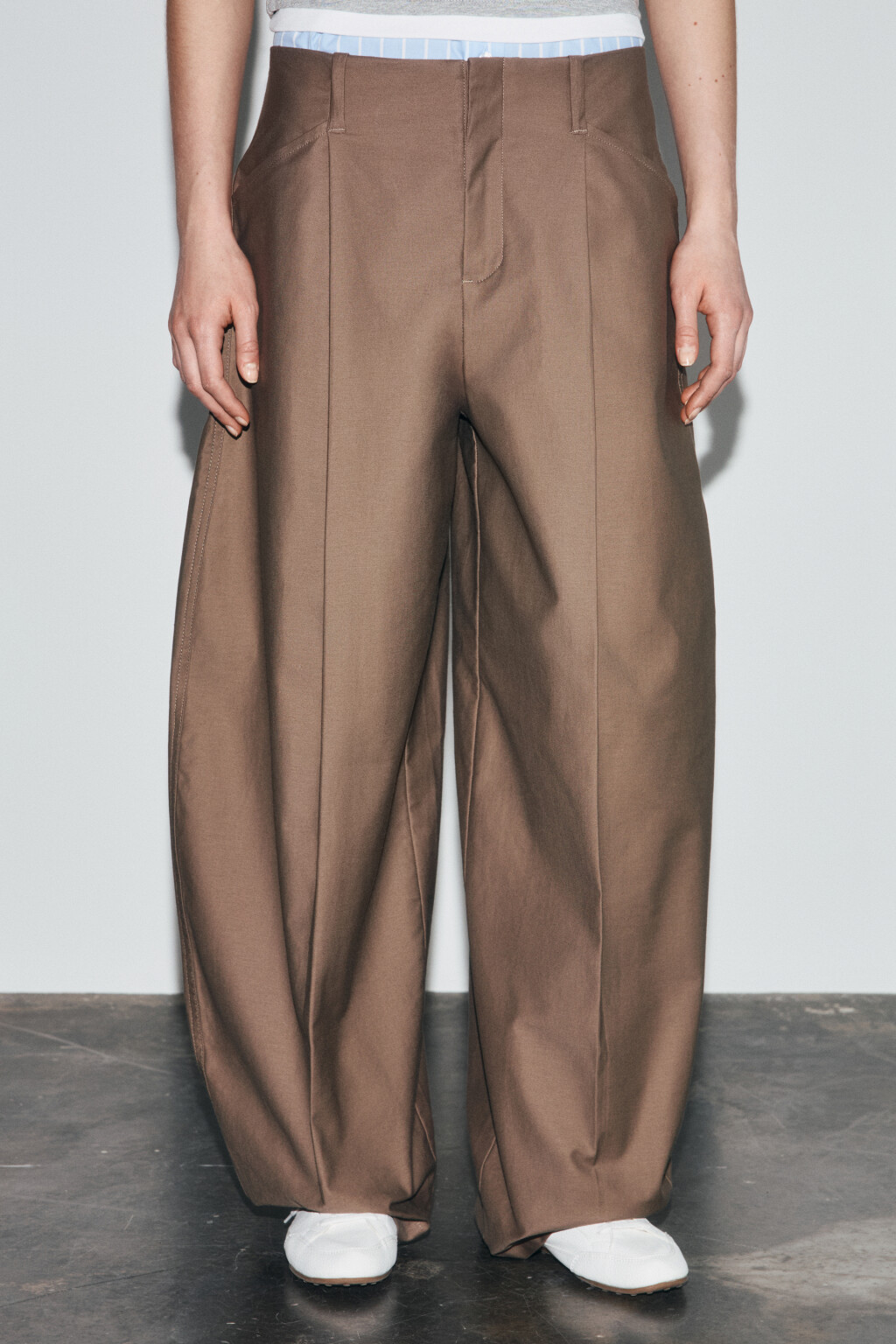 Брюки barrel fit с высокой посадкой и защипами - цвет бежевый - 2