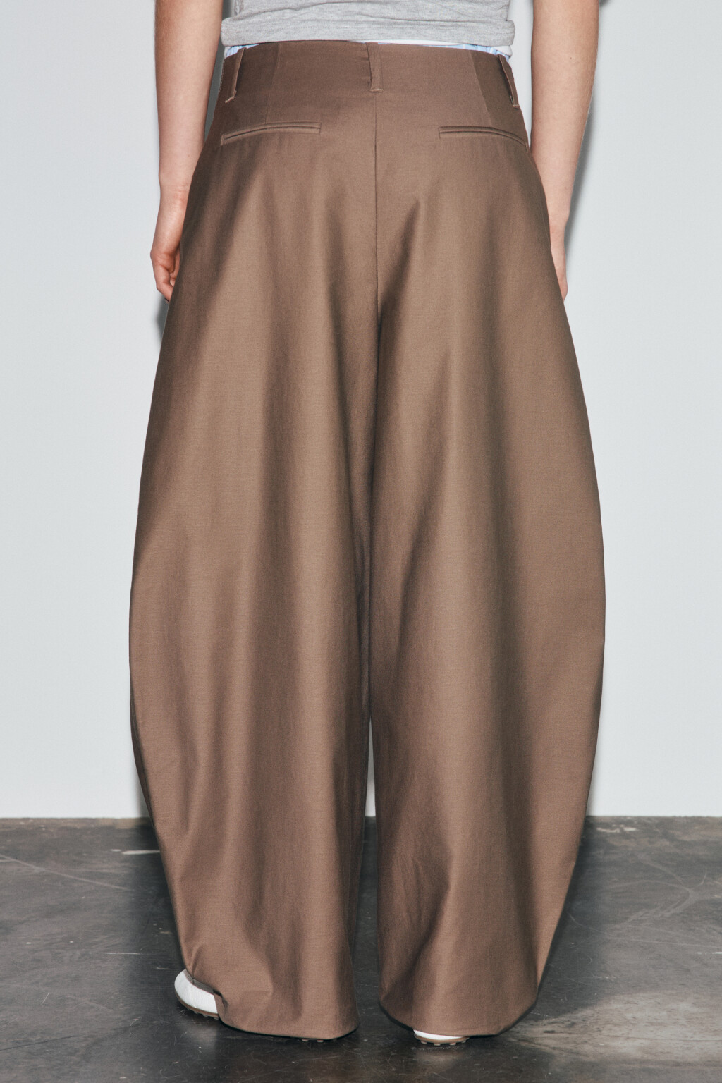 Брюки barrel fit с высокой посадкой и защипами - цвет бежевый - 3