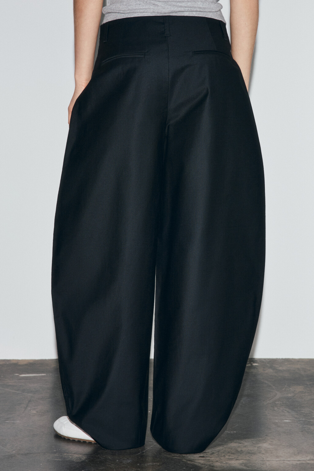 Брюки barrel fit с высокой посадкой и защипами - цвет черный - 4