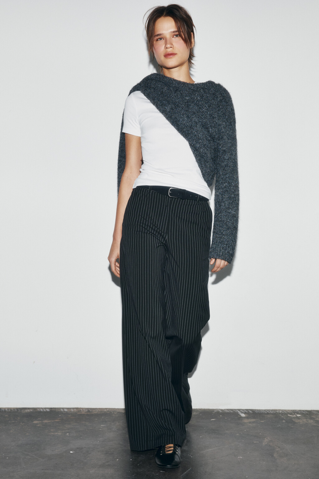 брюки прямые костюмные в полоску - цвет черный - 1