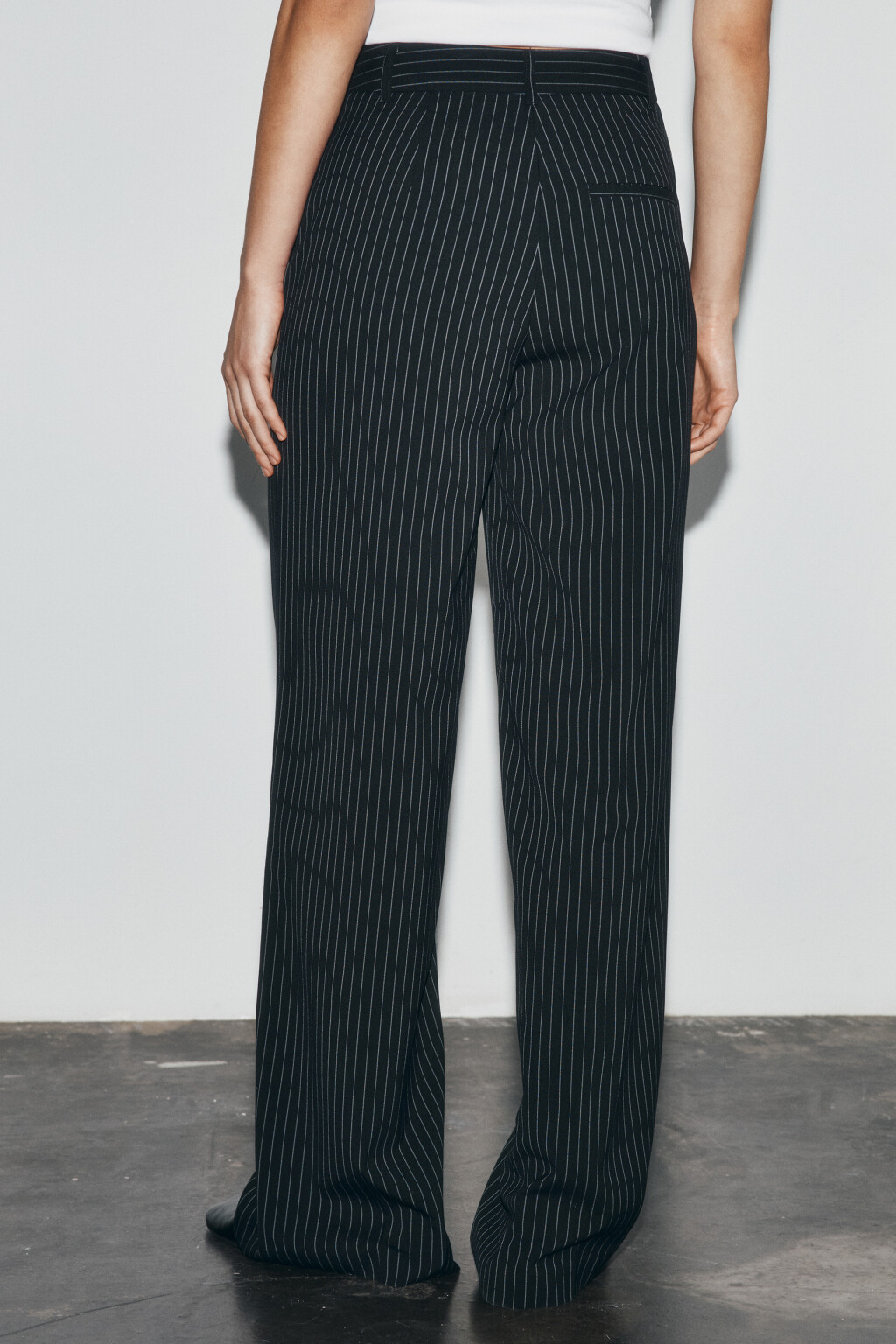 брюки прямые костюмные в полоску - цвет черный - 3
