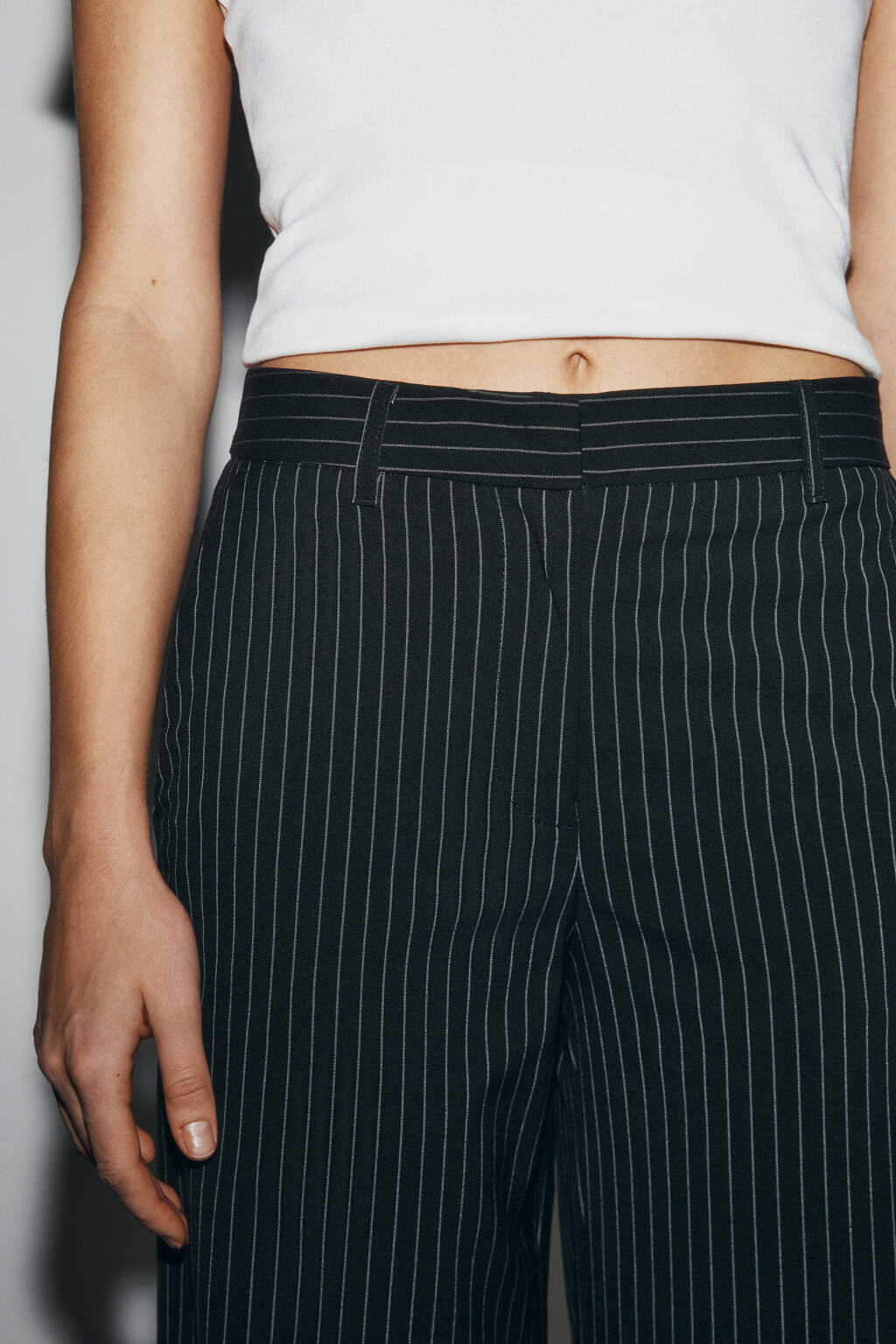 брюки прямые костюмные в полоску - цвет черный - 6