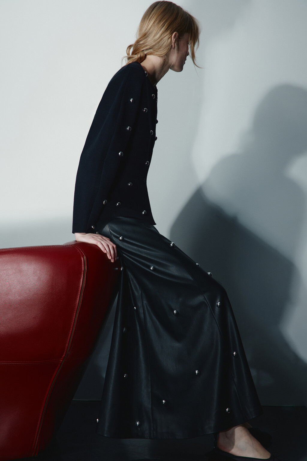 Юбка-трапеция миди с полусферами - цвет черный - 3