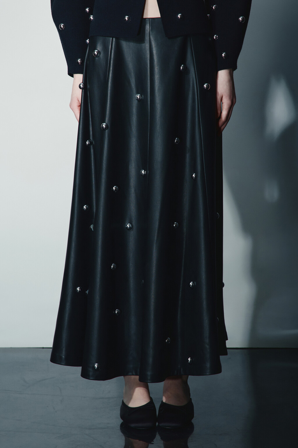 Юбка-трапеция миди с полусферами - цвет черный - 4