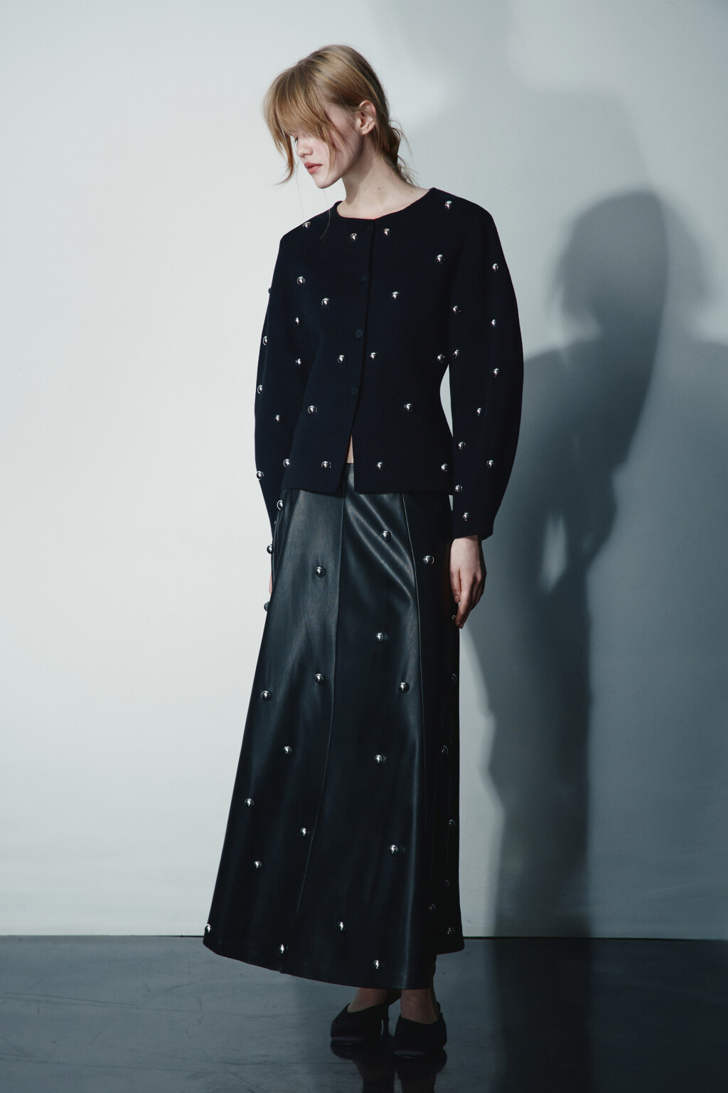 Юбка-трапеция миди с полусферами - цвет черный - 6