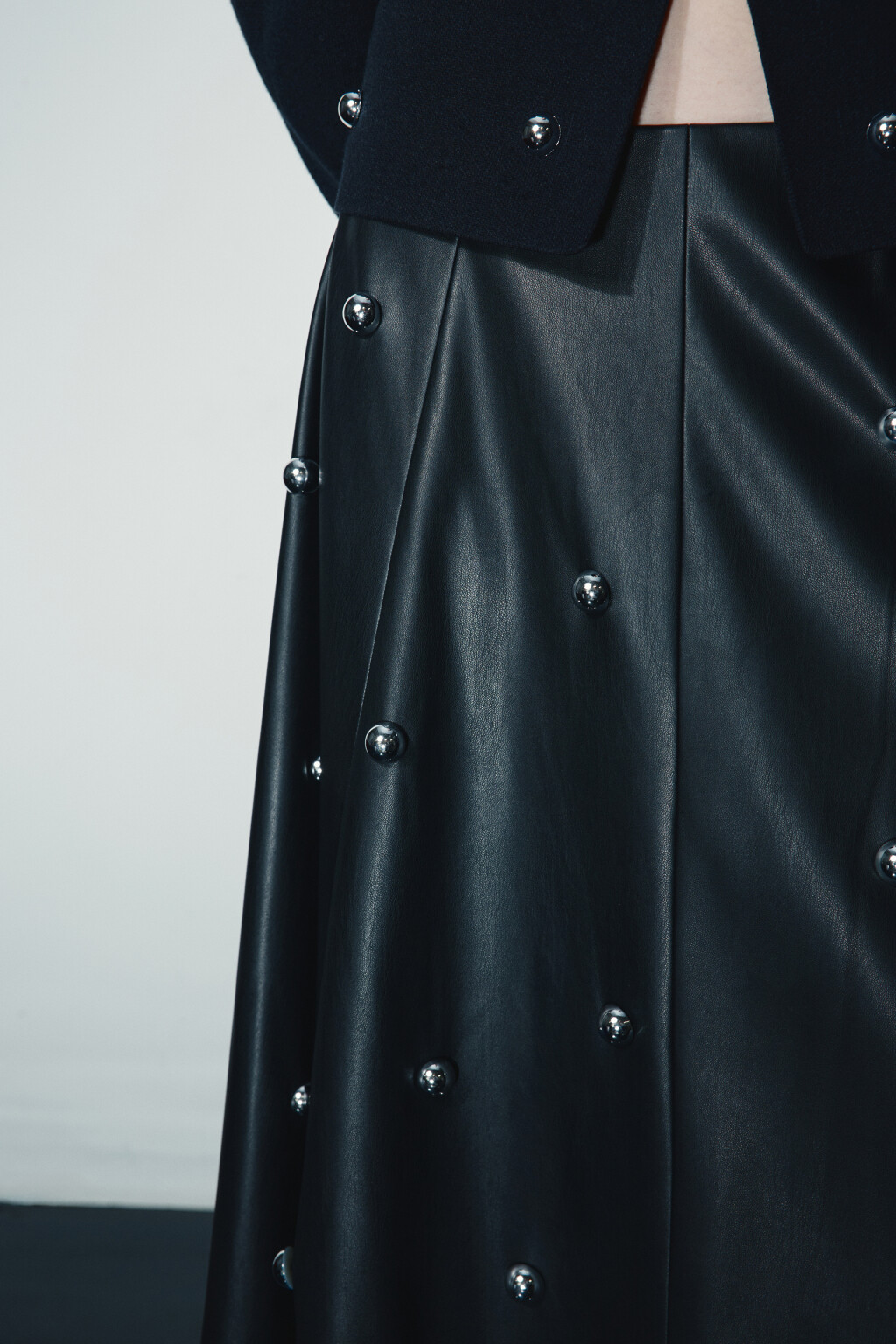 Юбка-трапеция миди с полусферами - цвет черный - 7