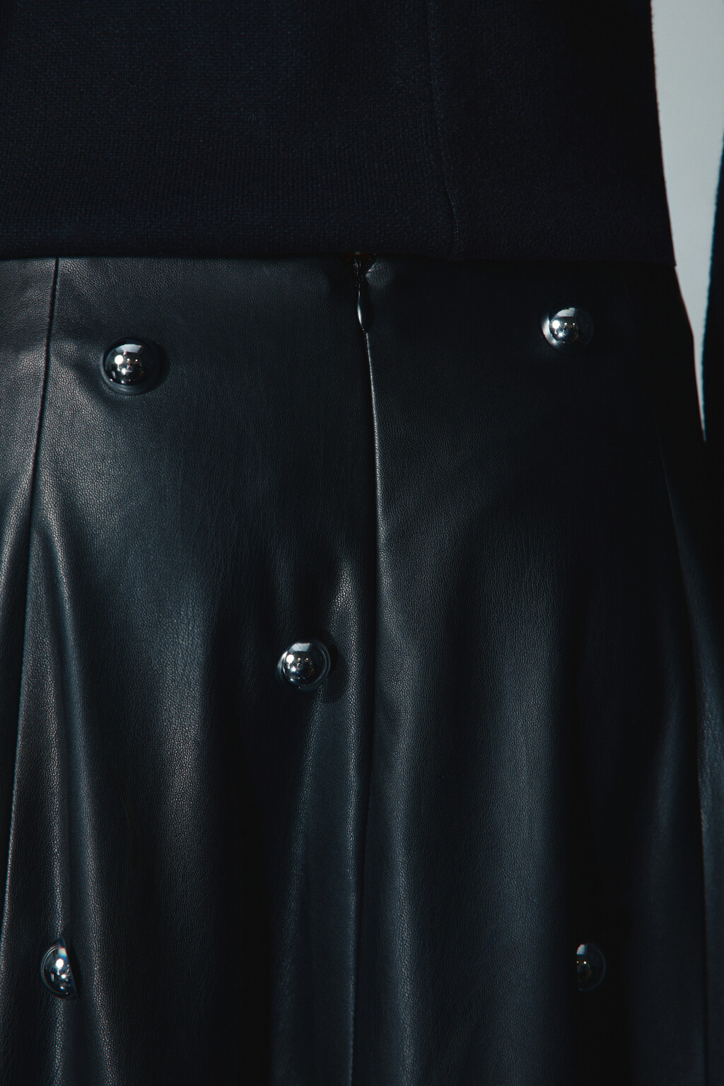 Юбка-трапеция миди с полусферами - цвет черный - 8