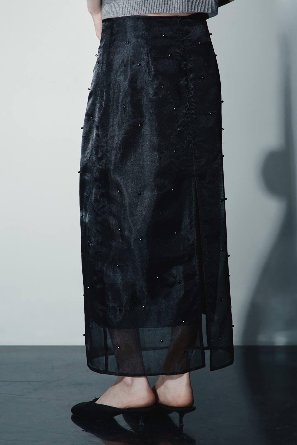 Юбка макси с вырезом и бусинами - цвет черный - 4