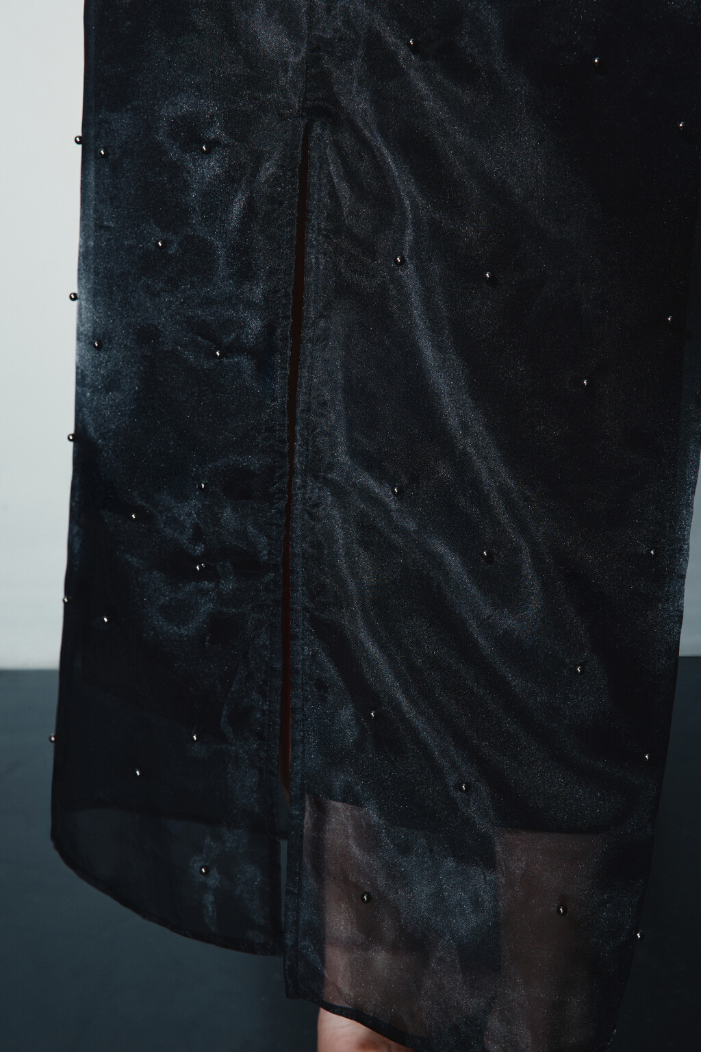 Юбка макси с вырезом и бусинами - цвет черный - 7