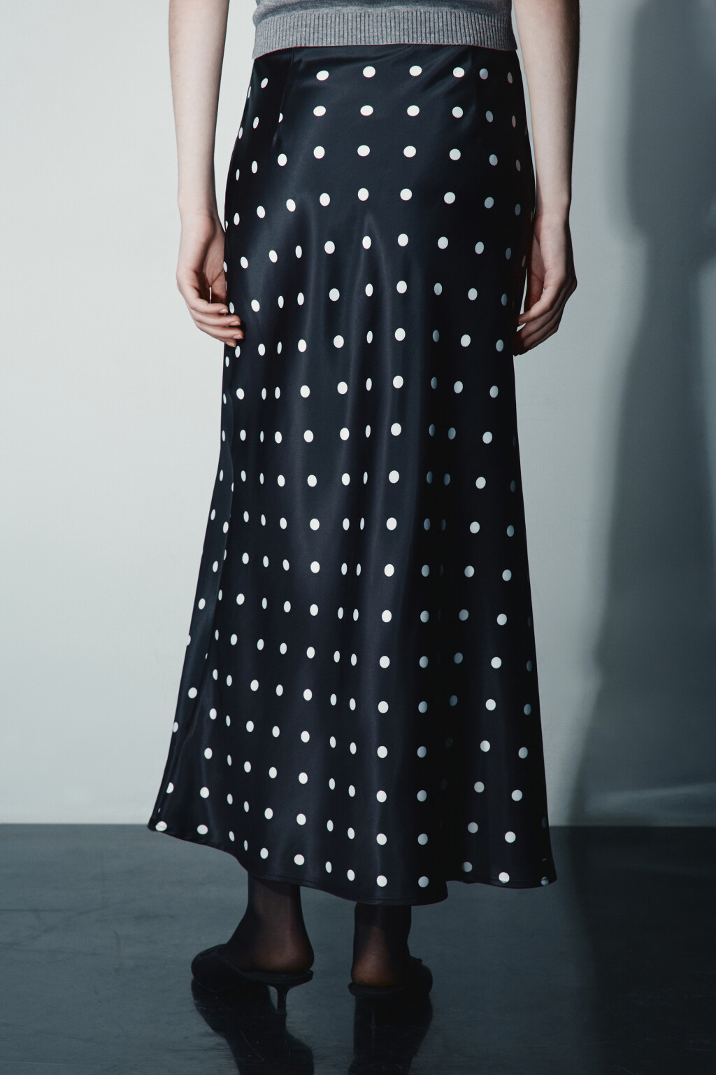 Юбка-годе макси атласная в горошек - цвет черный - 5