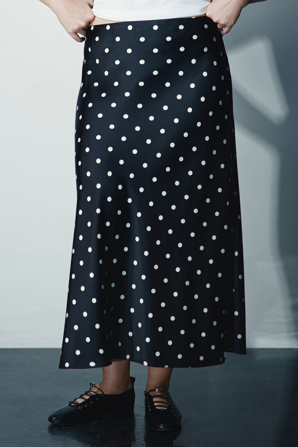 Юбка-годе макси атласная в горошек - цвет черный - 2