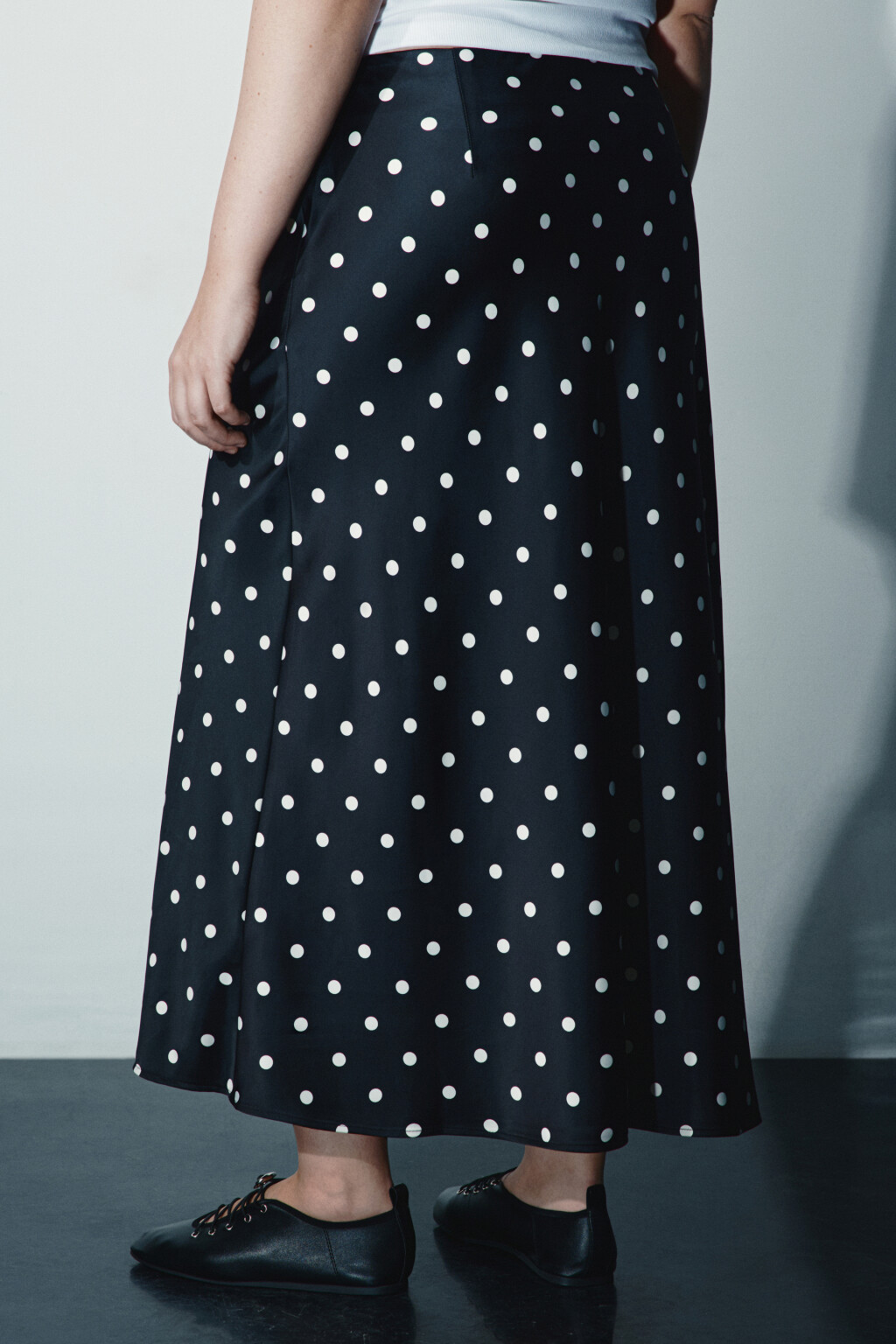 Юбка-годе макси атласная в горошек - цвет черный - 3