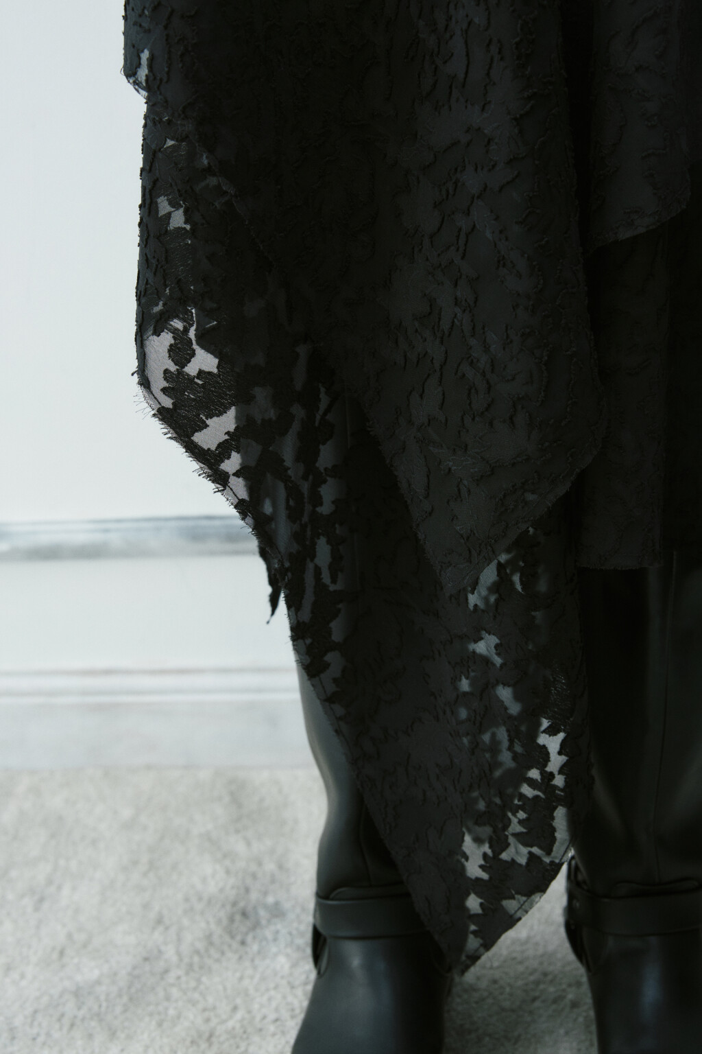 Юбка миди асимметричная с кружевом - цвет черный - 5