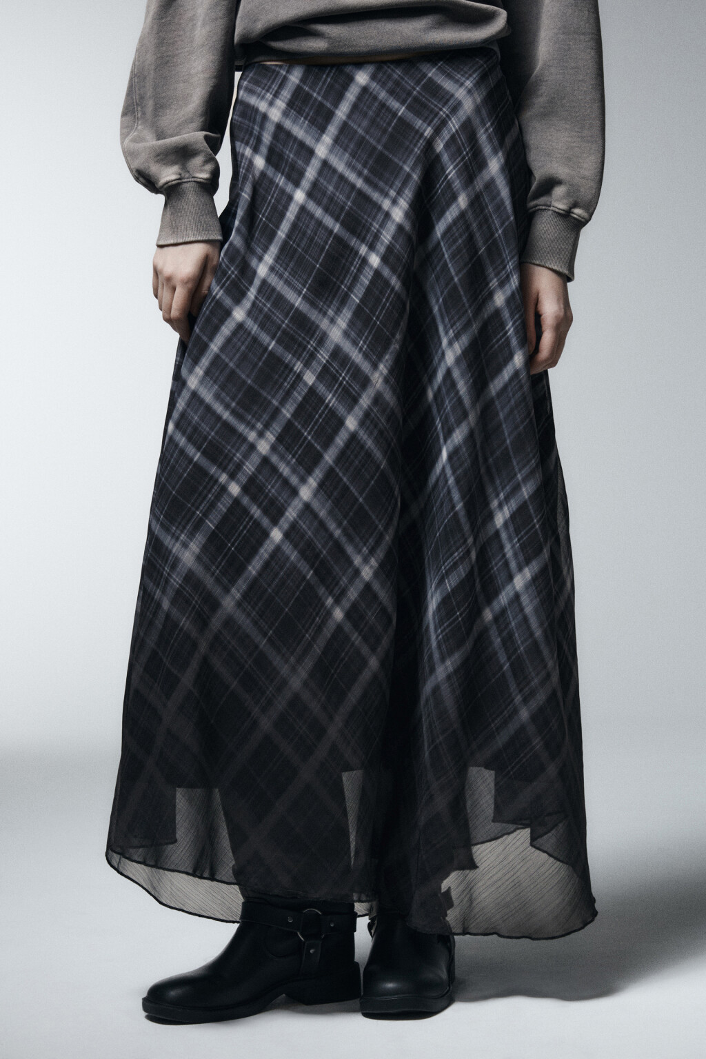 Юбка-трапеция макси с волнистым краем - цвет черный - 2