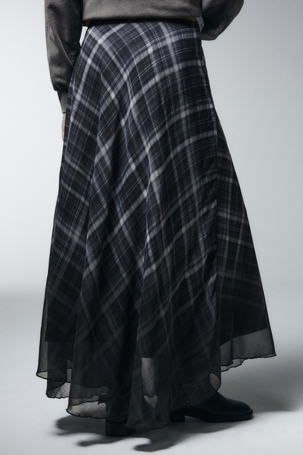 Юбка-трапеция макси с волнистым краем - цвет черный - 3