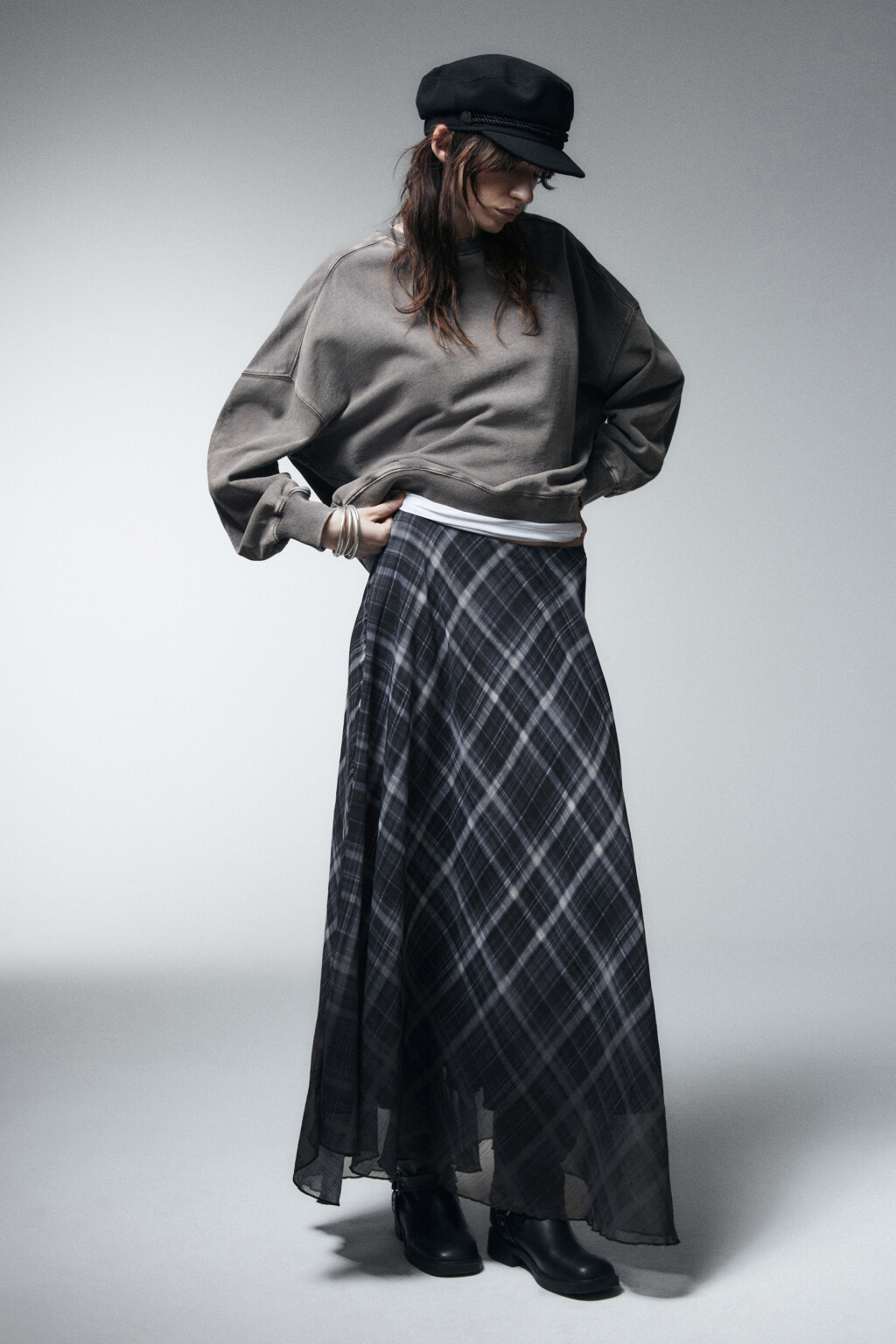 Юбка-трапеция макси с волнистым краем - цвет черный - 4