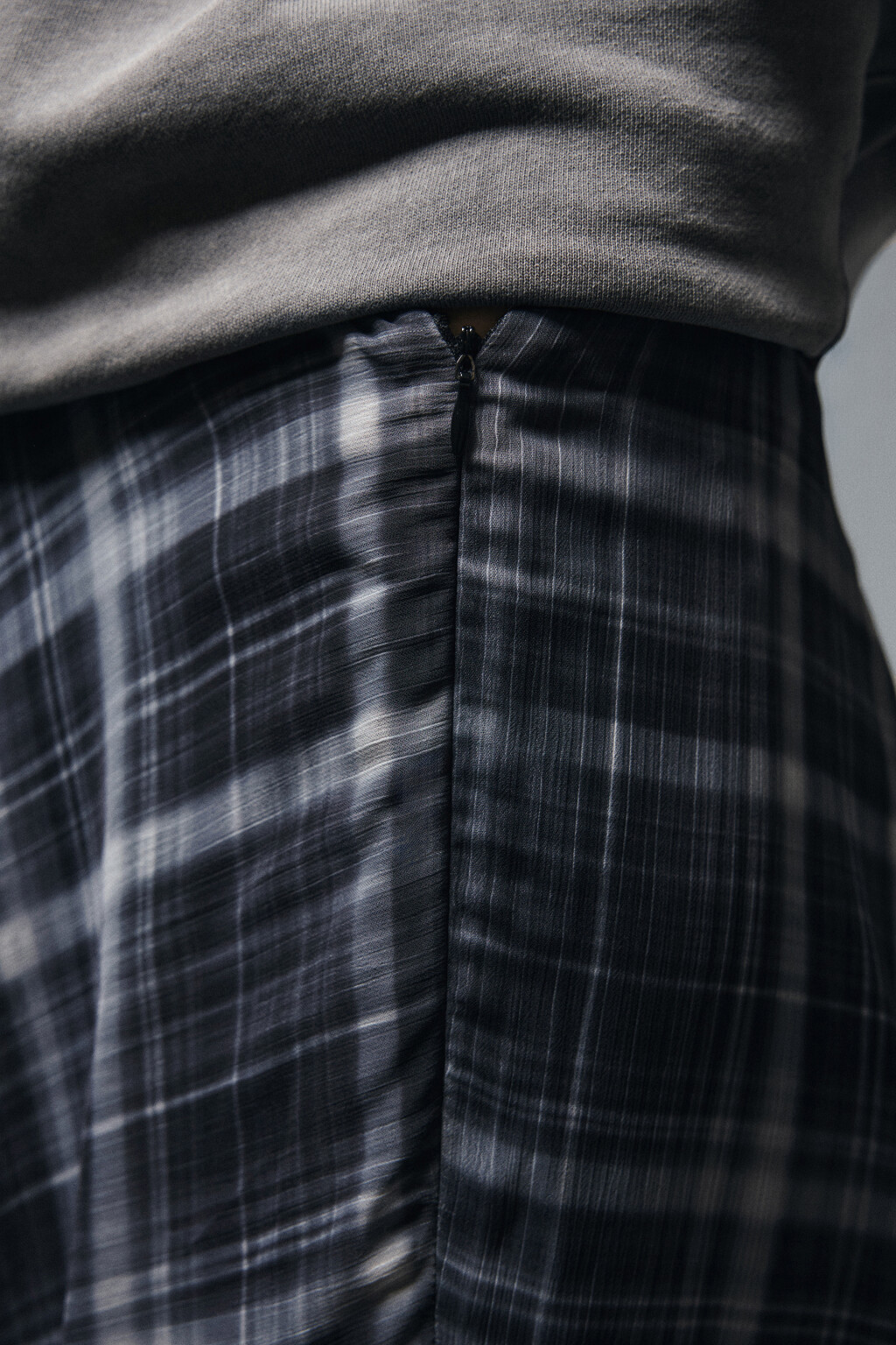 Юбка-трапеция макси с волнистым краем - цвет черный - 5