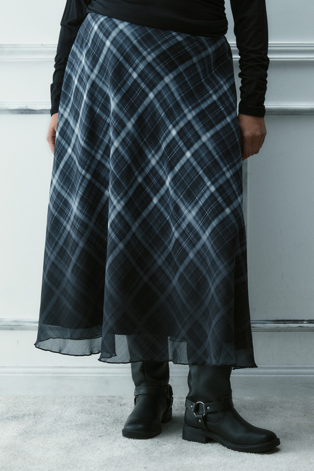 Юбка-трапеция макси с волнистым краем - цвет черный - 2