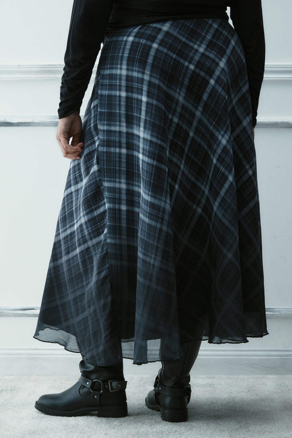 Юбка-трапеция макси с волнистым краем - цвет черный - 3