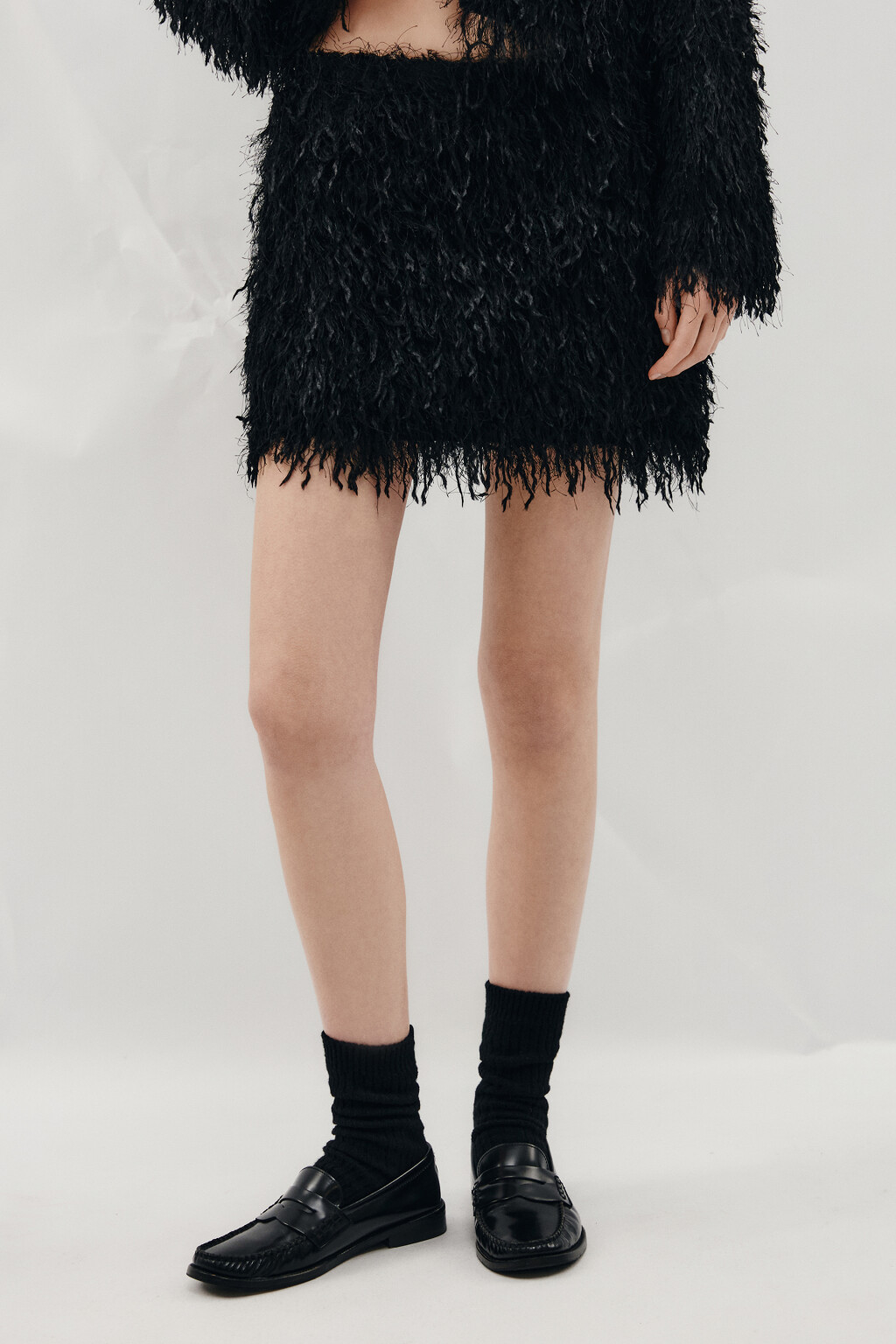 Юбка-шорты мини с меховой фактурой - цвет черный - 2