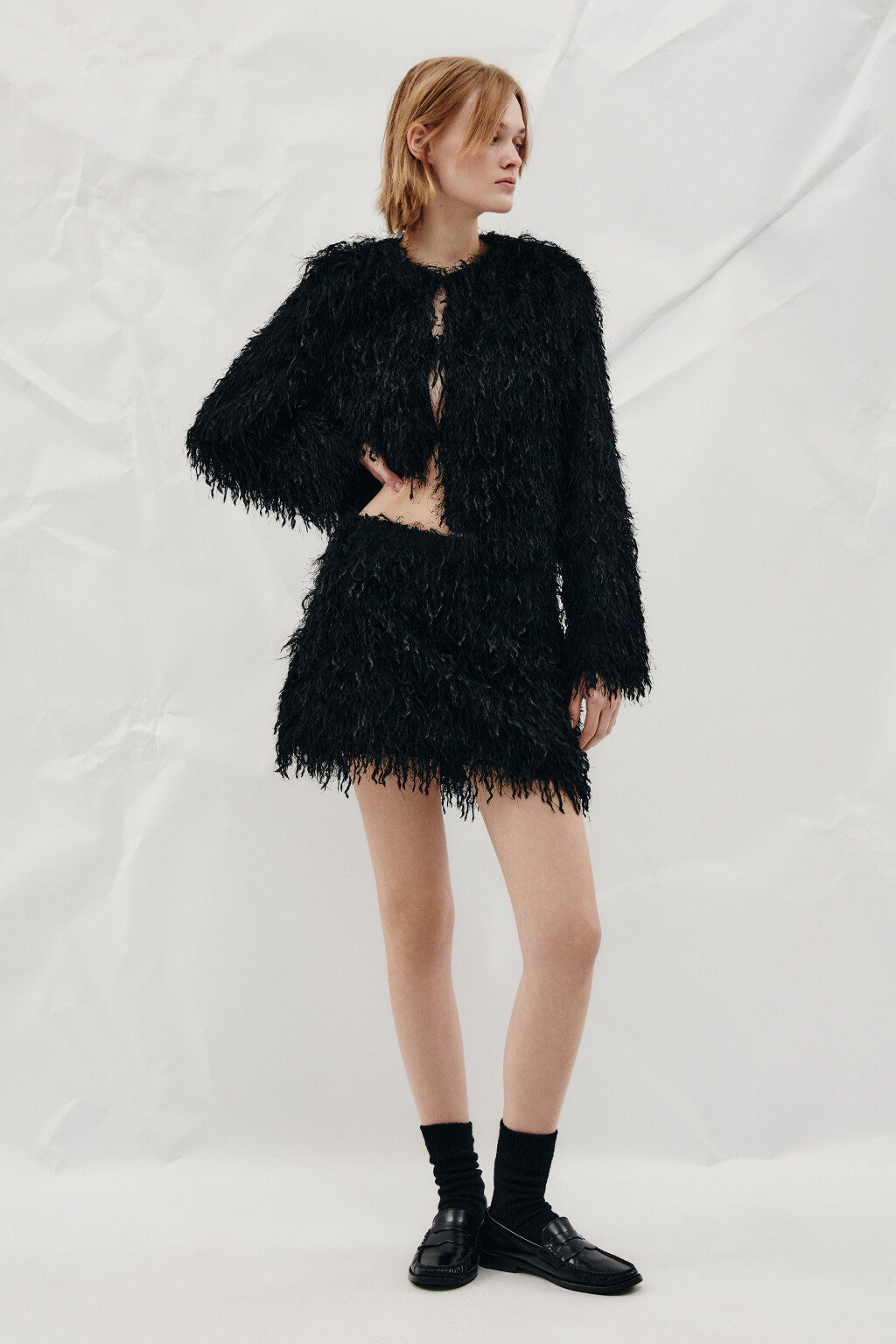 Юбка-шорты мини с меховой фактурой - цвет черный - 4