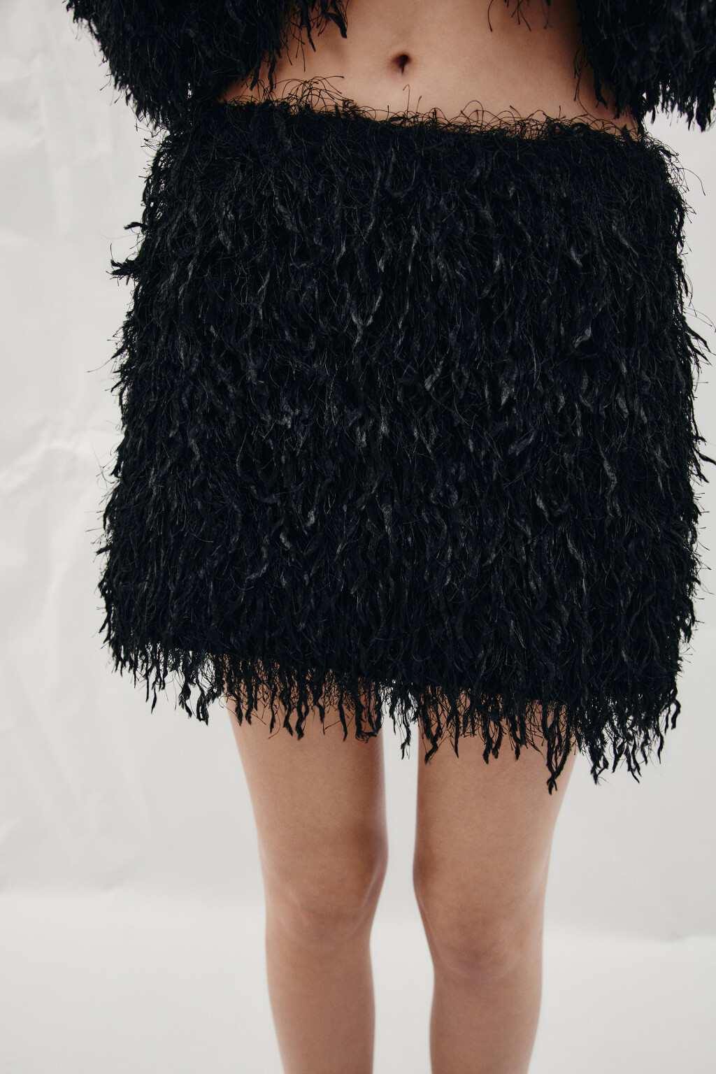 Юбка-шорты мини с меховой фактурой - цвет черный - 5