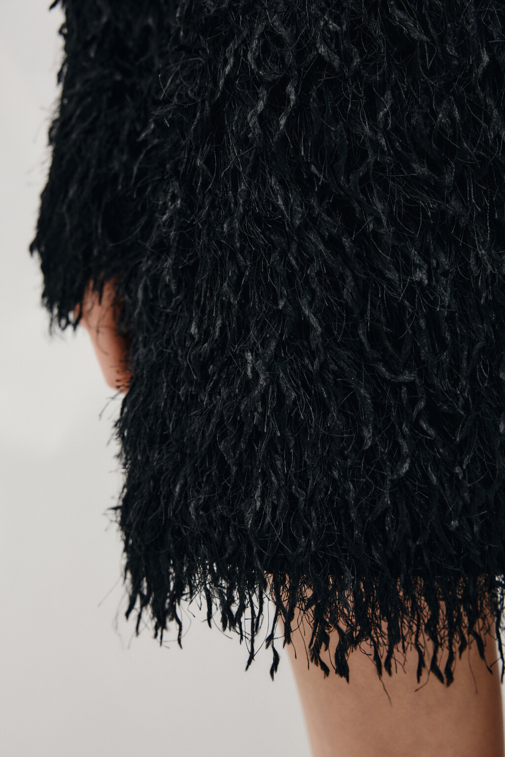 Юбка-шорты мини с меховой фактурой - цвет черный - 6