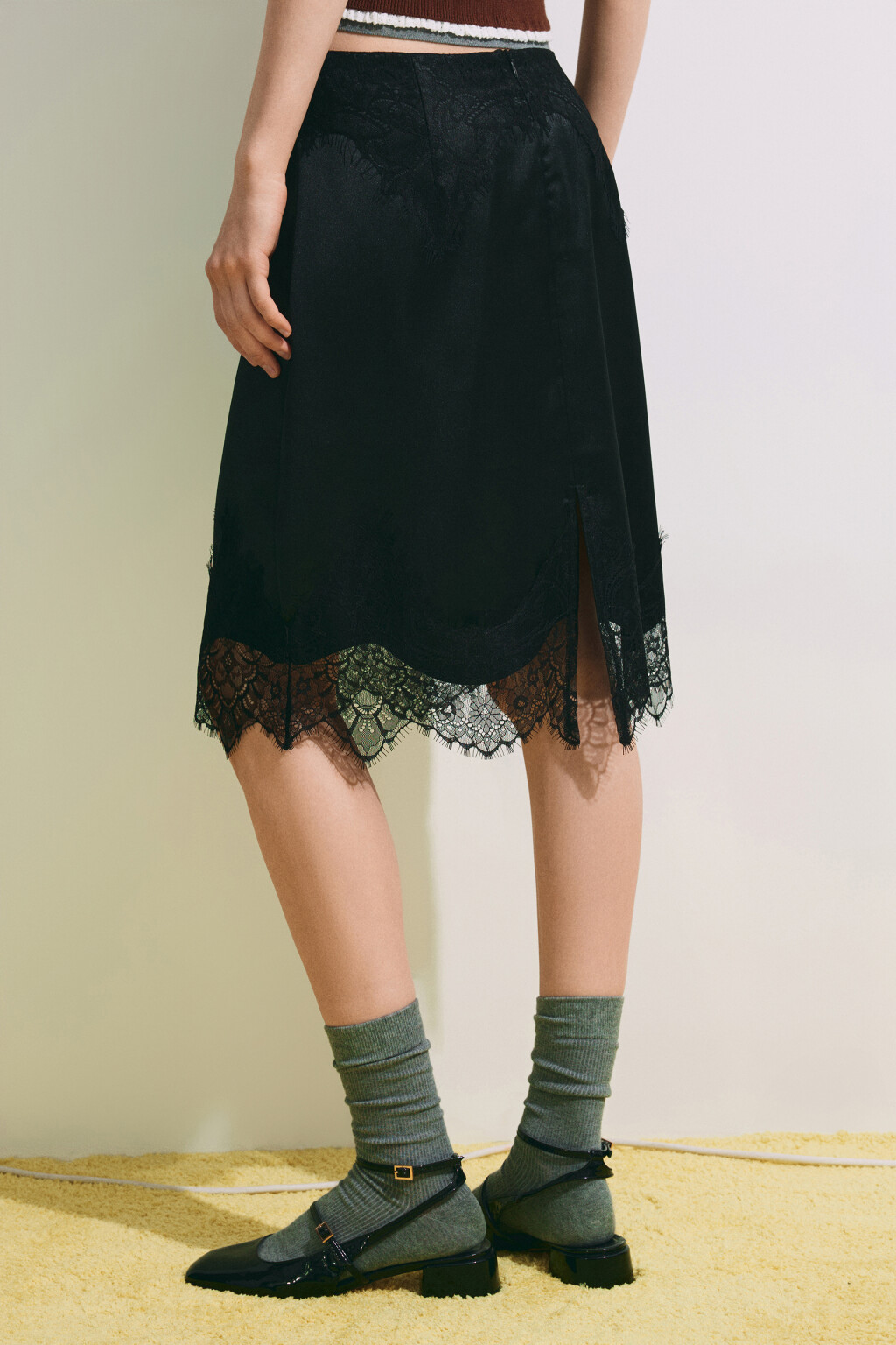 Юбка-трапеция миди с кружевом - цвет черный - 4