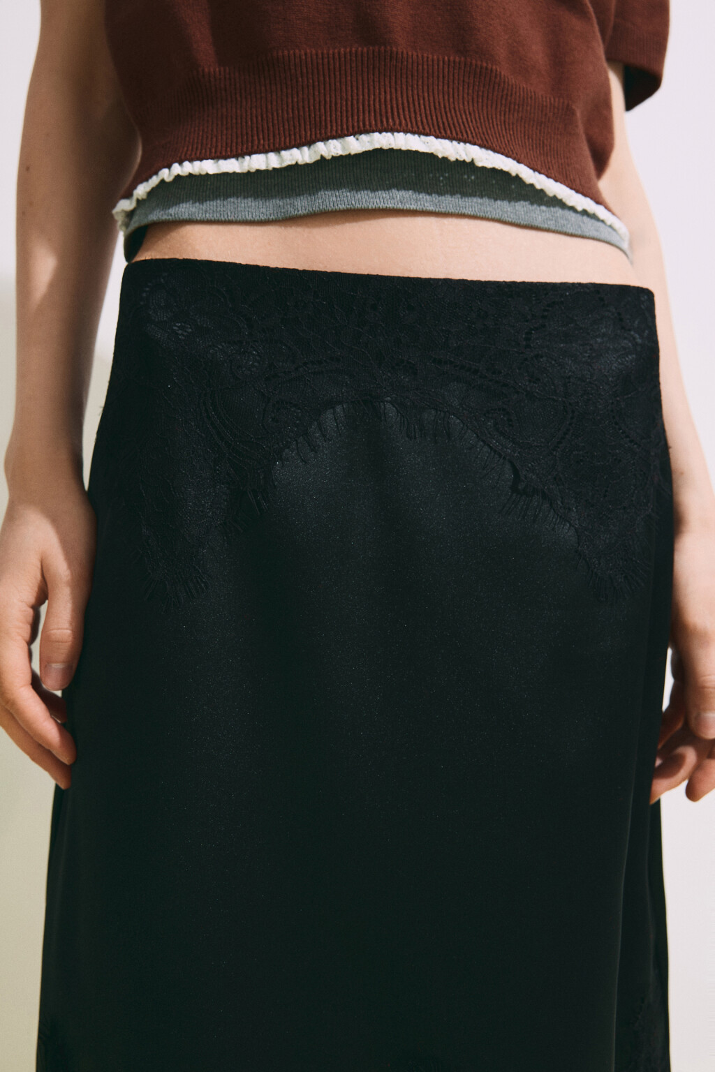 Юбка-трапеция миди с кружевом - цвет черный - 6