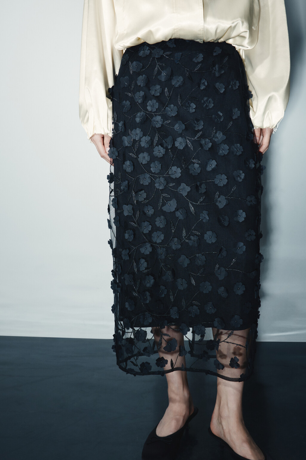 Юбка миди прямая с цветочной вышивкой - цвет черный - 1