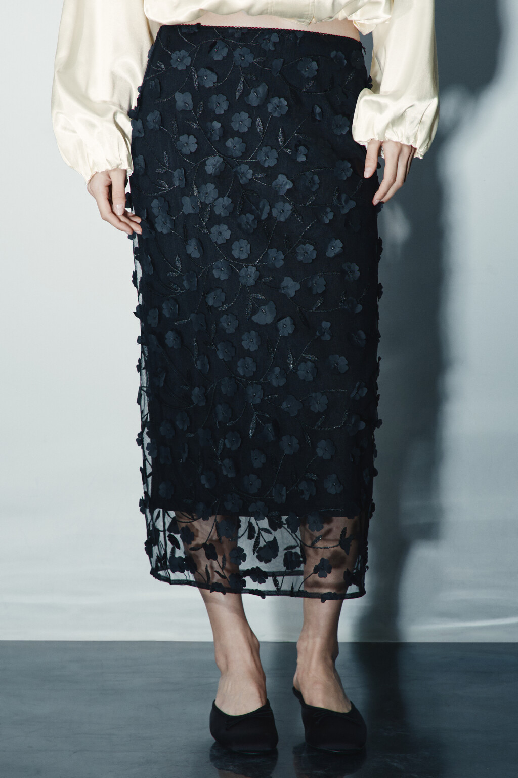 Юбка миди прямая с цветочной вышивкой - цвет черный - 3