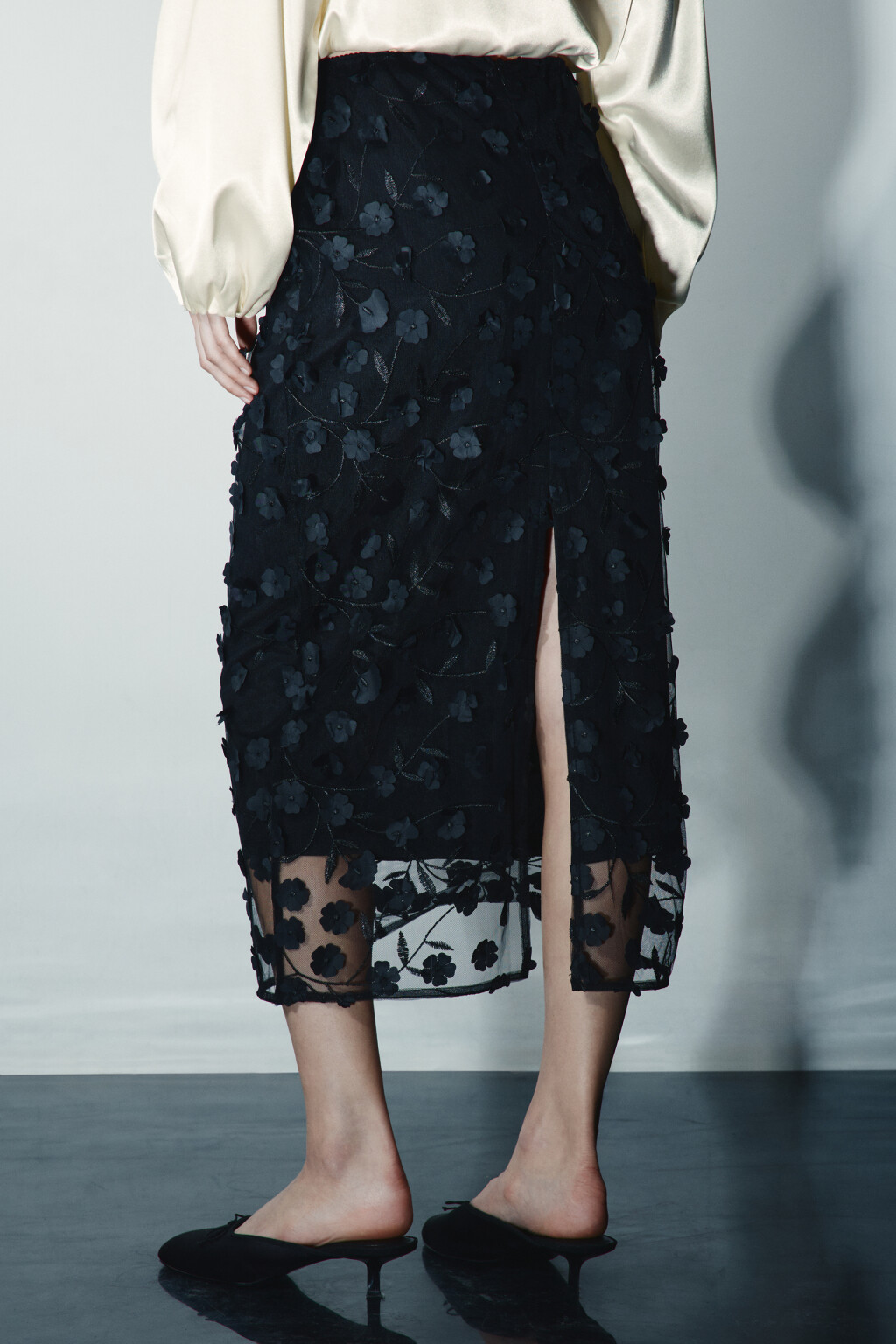 Юбка миди прямая с цветочной вышивкой - цвет черный - 4