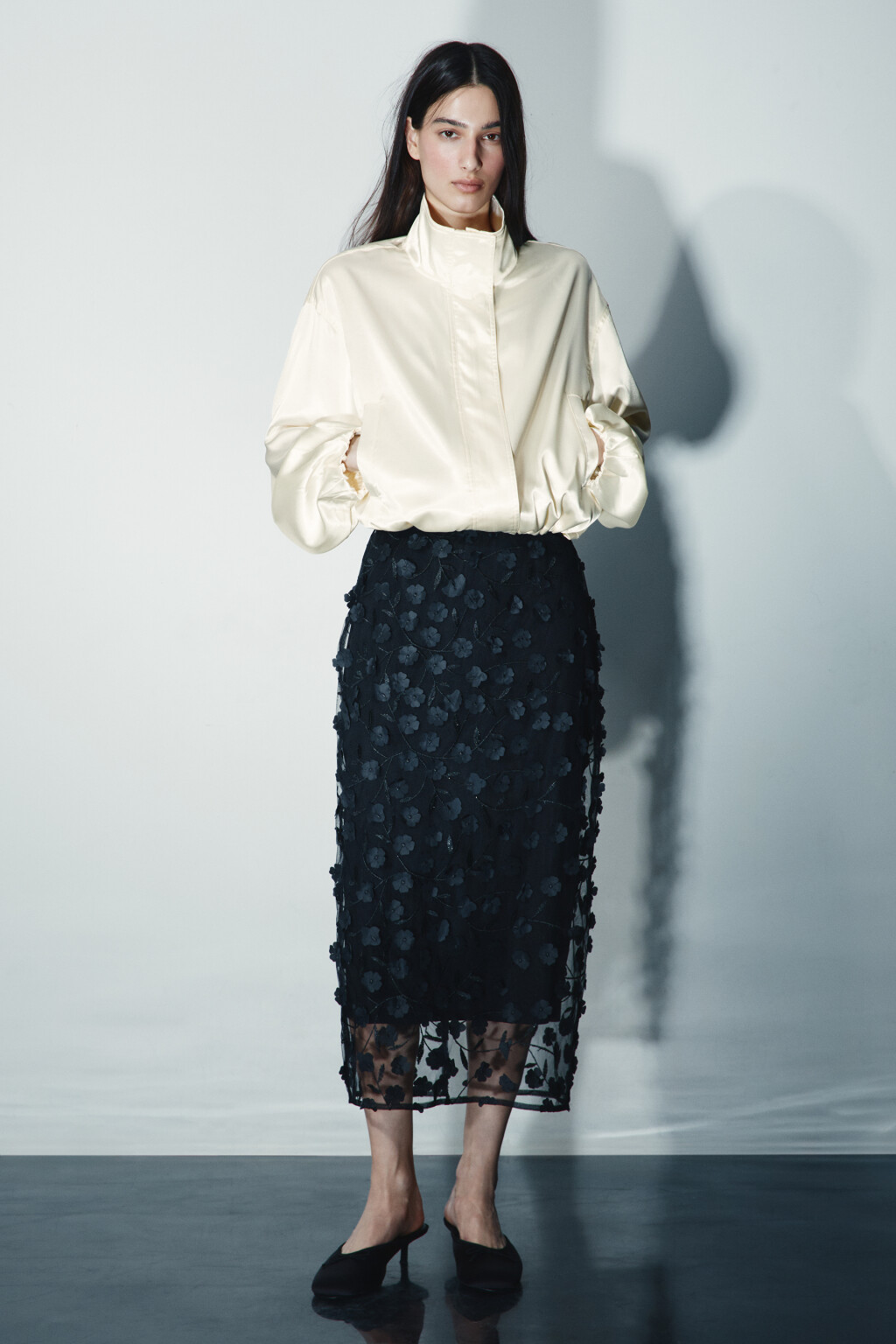 Юбка миди прямая с цветочной вышивкой - цвет черный - 5