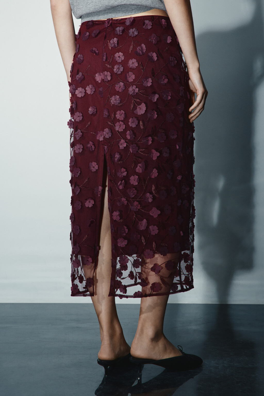 Юбка миди прямая с цветочной вышивкой - цвет бордовый - 4