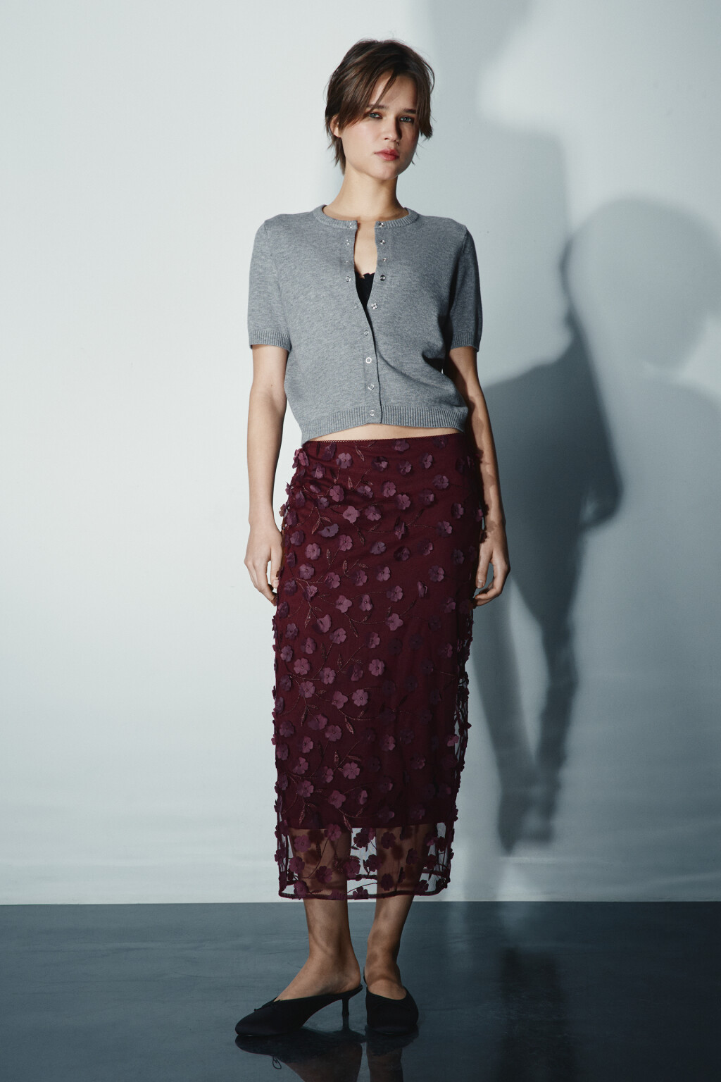 Юбка миди прямая с цветочной вышивкой - цвет бордовый - 5