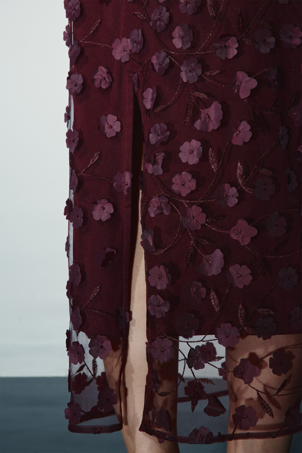 Юбка миди прямая с цветочной вышивкой - цвет бордовый - 6