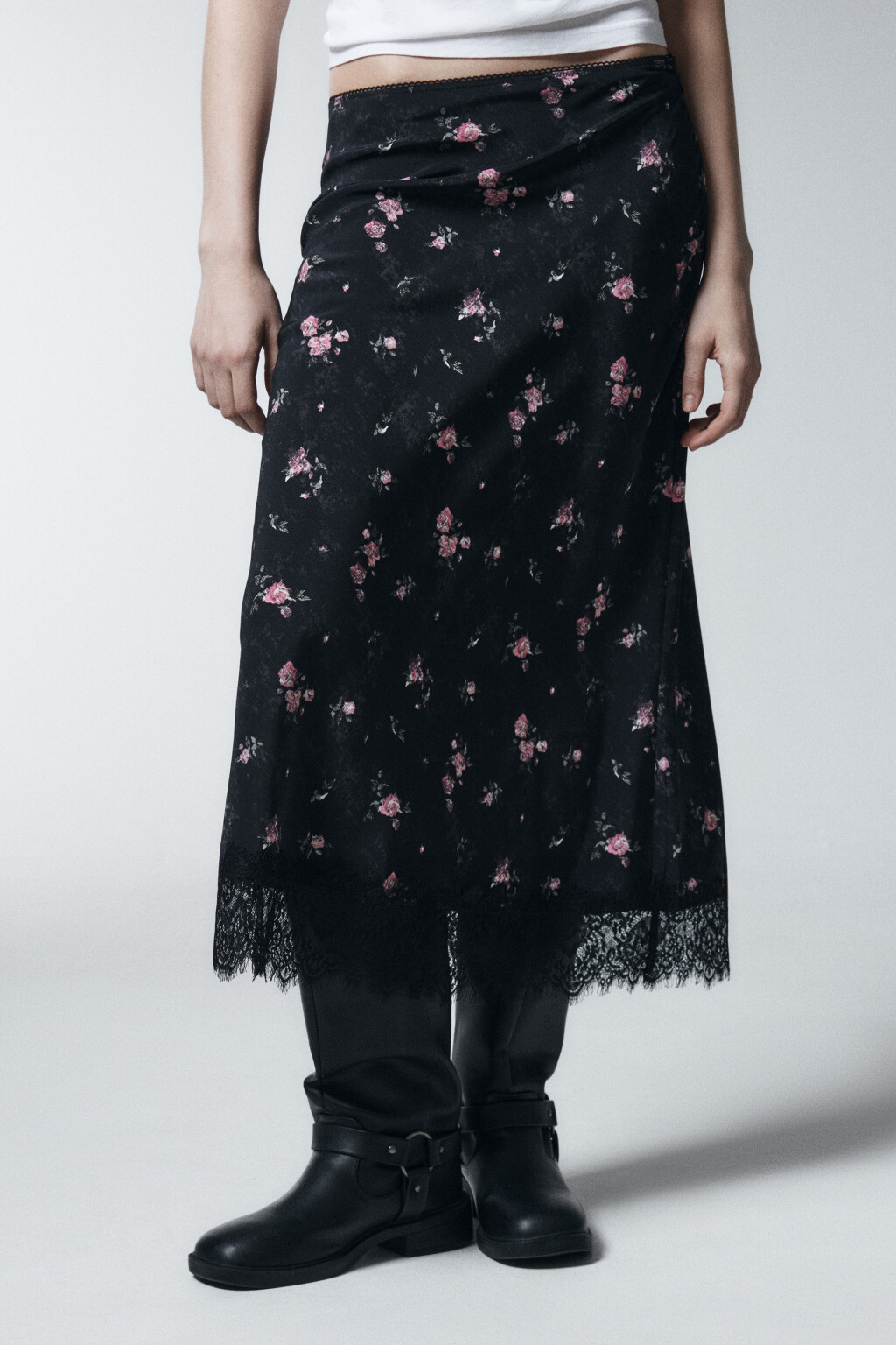 Юбка миди прямая с кружевом и принтом - цвет черный - 3