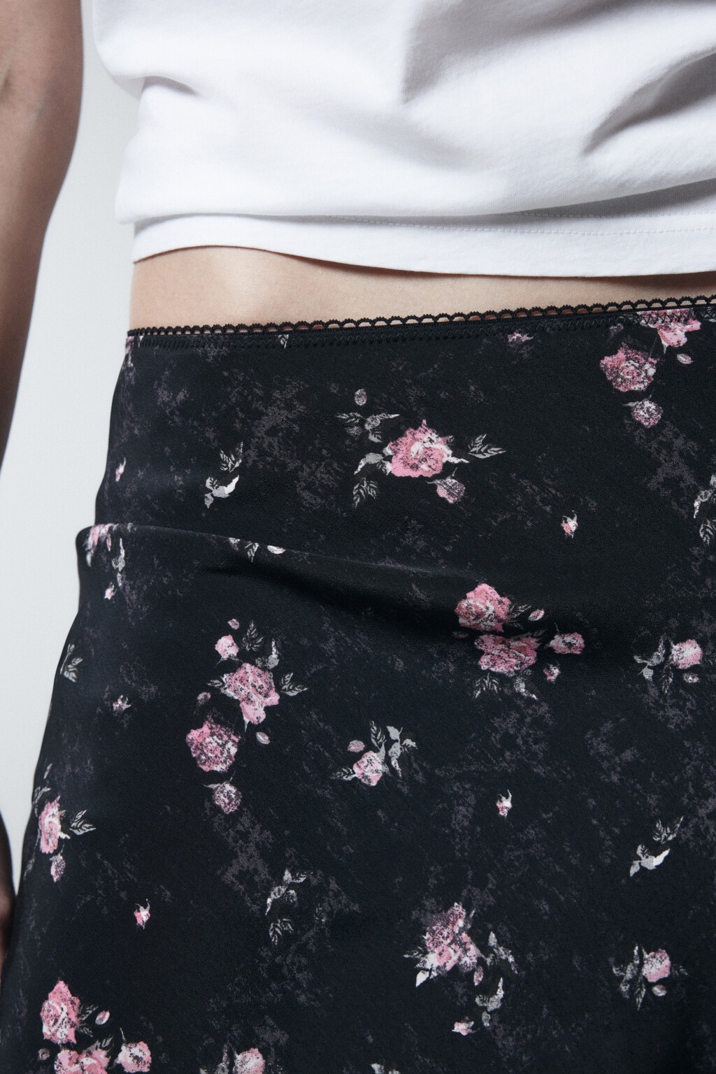 Юбка миди прямая с кружевом и принтом - цвет черный - 7