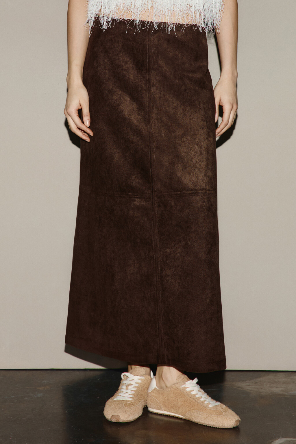 Юбка миди с замшевой фактурой - цвет коричневый - 3