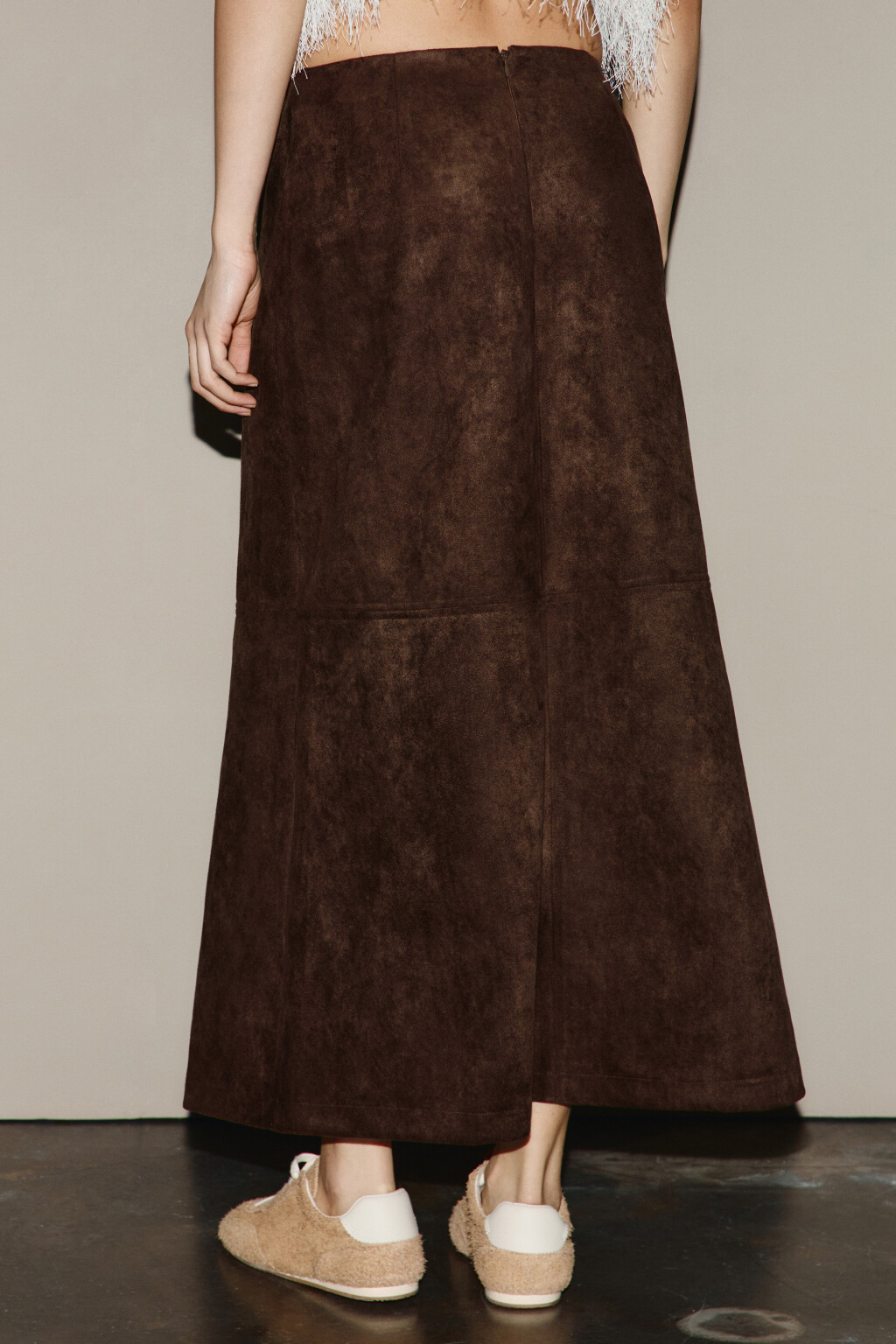 Юбка миди с замшевой фактурой - цвет коричневый - 4