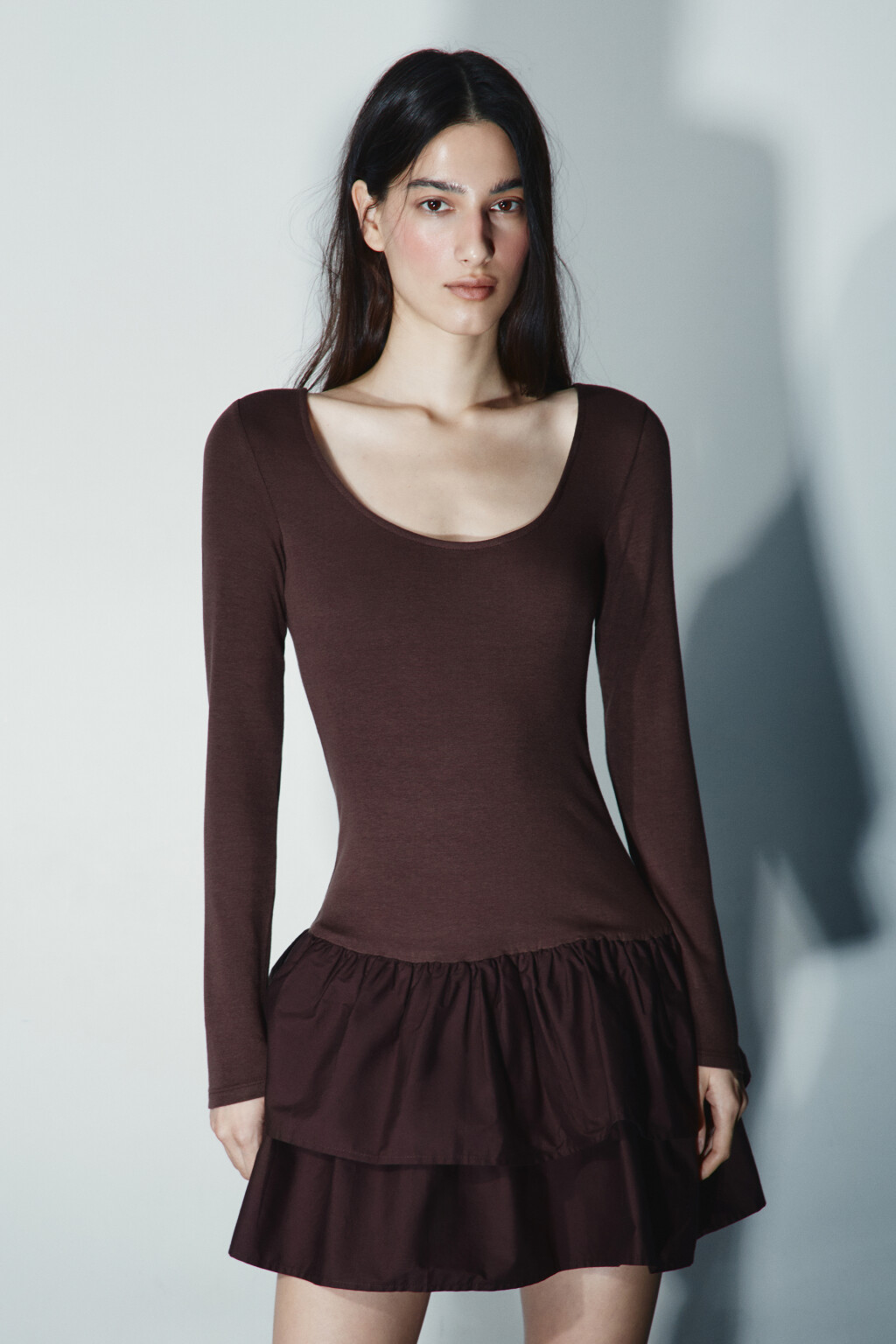 Платье мини с воланами - цвет коричневый - 2