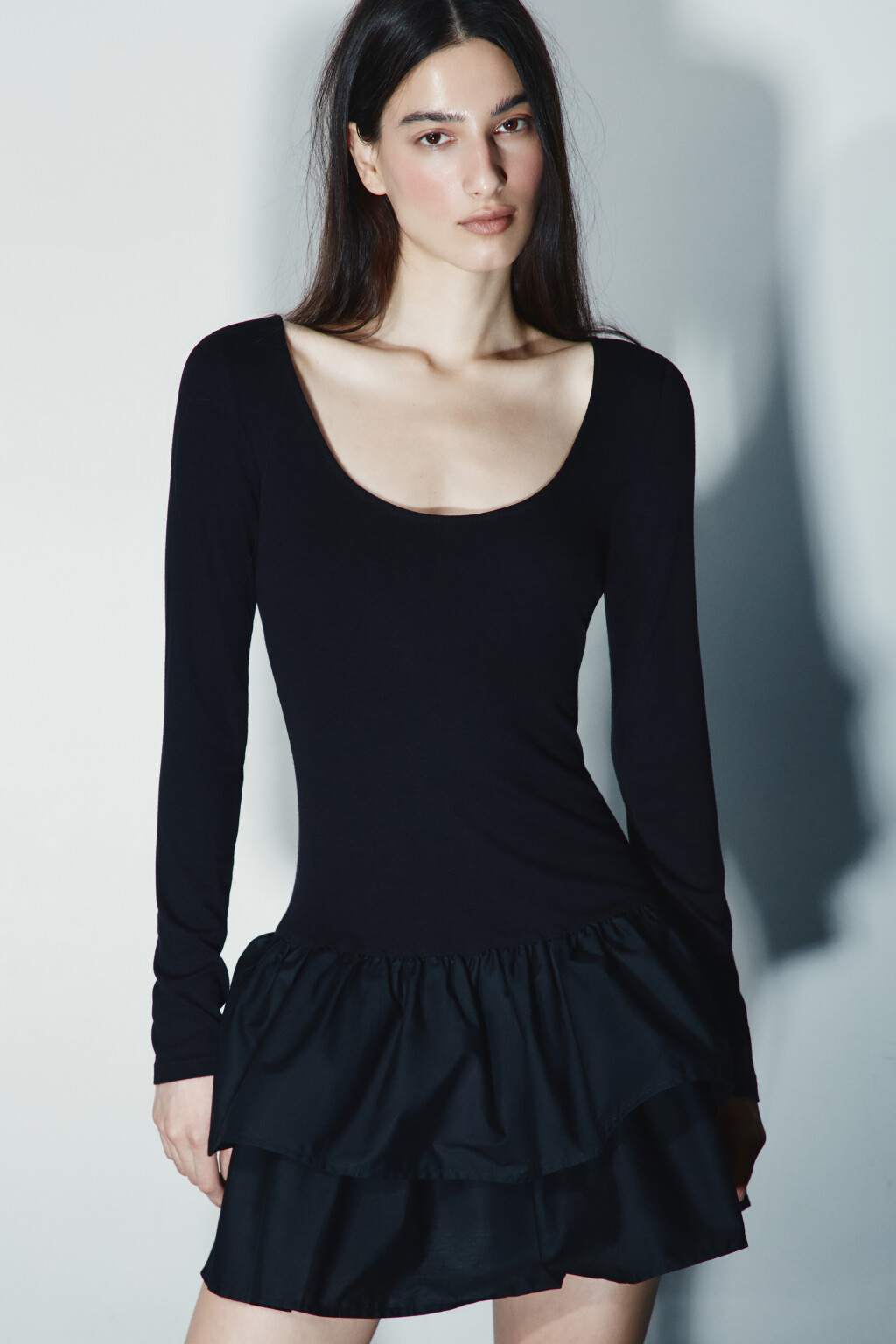 Платье мини с воланами - цвет черный - 1