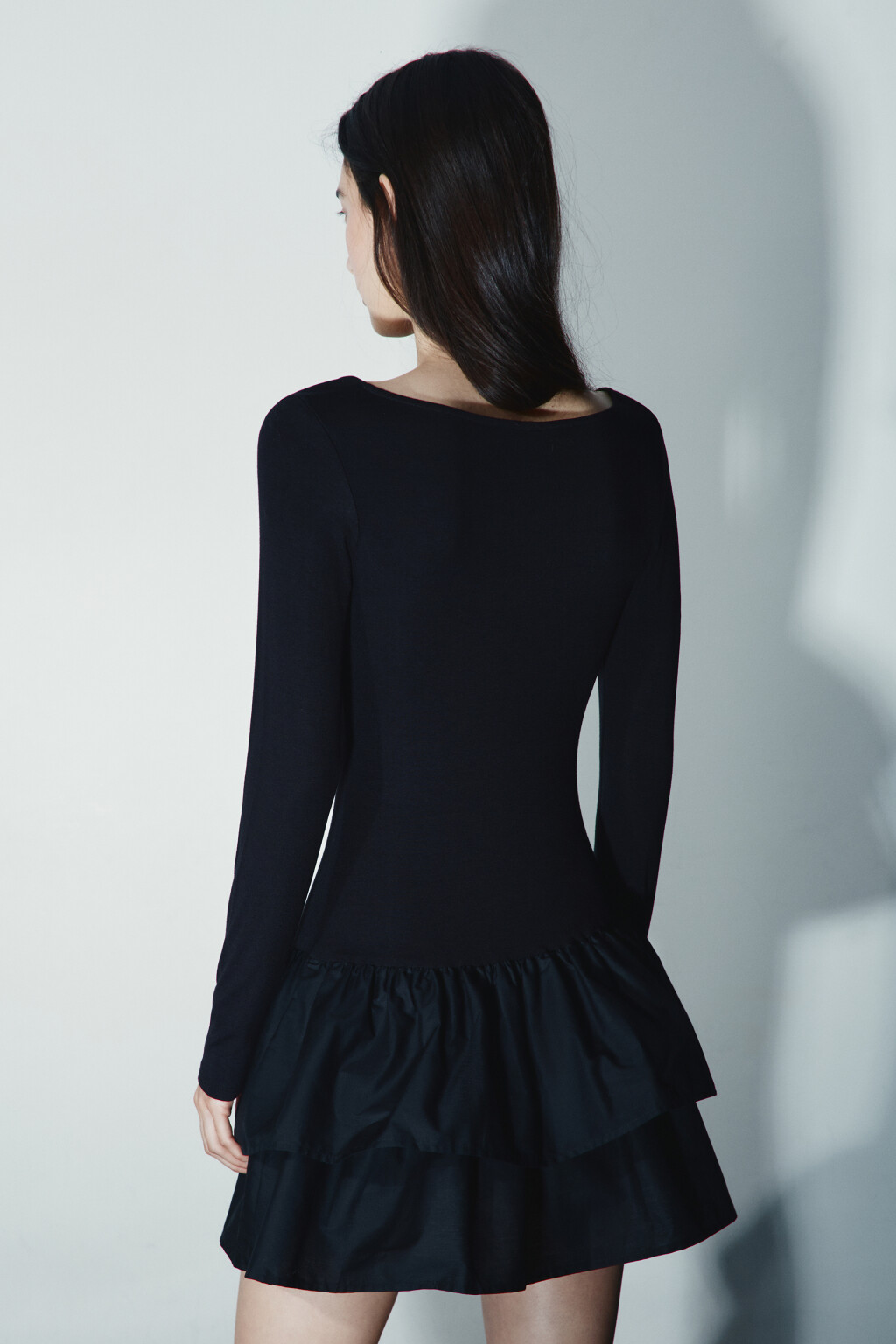 Платье мини с воланами - цвет черный - 2