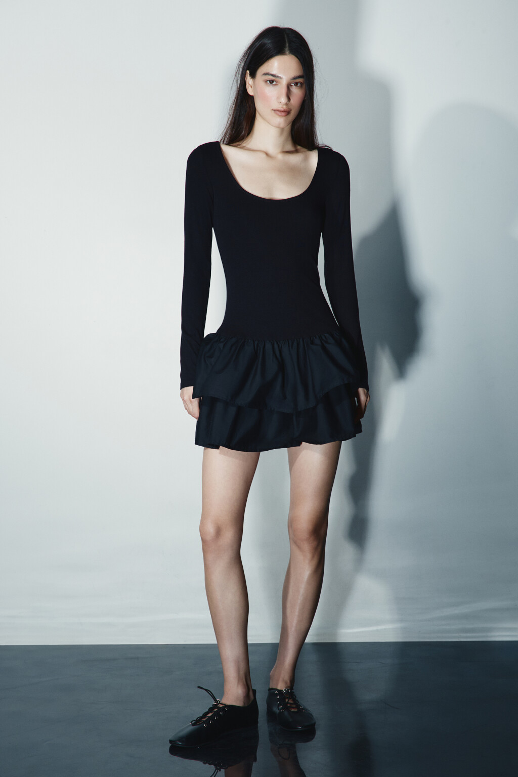 Платье мини с воланами - цвет черный - 3