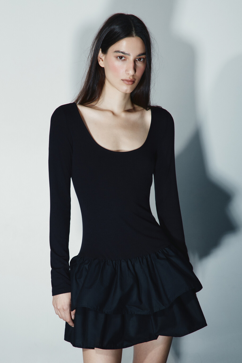 Платье мини с воланами - цвет черный - 4