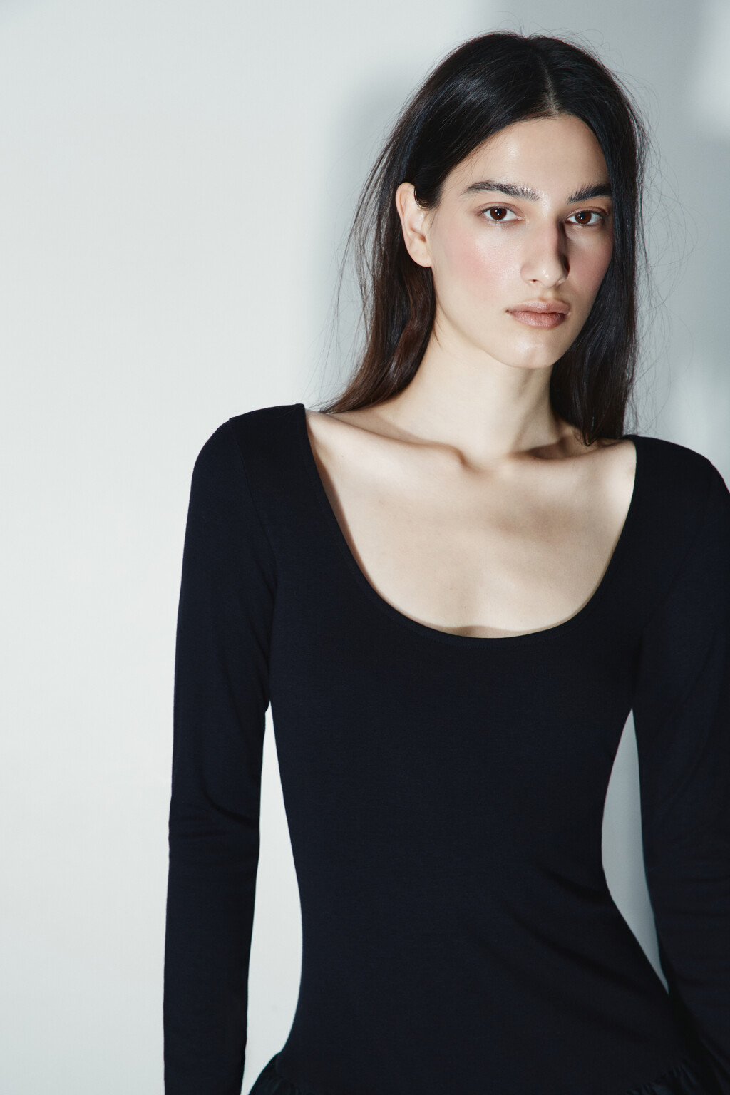 Платье мини с воланами - цвет черный - 5