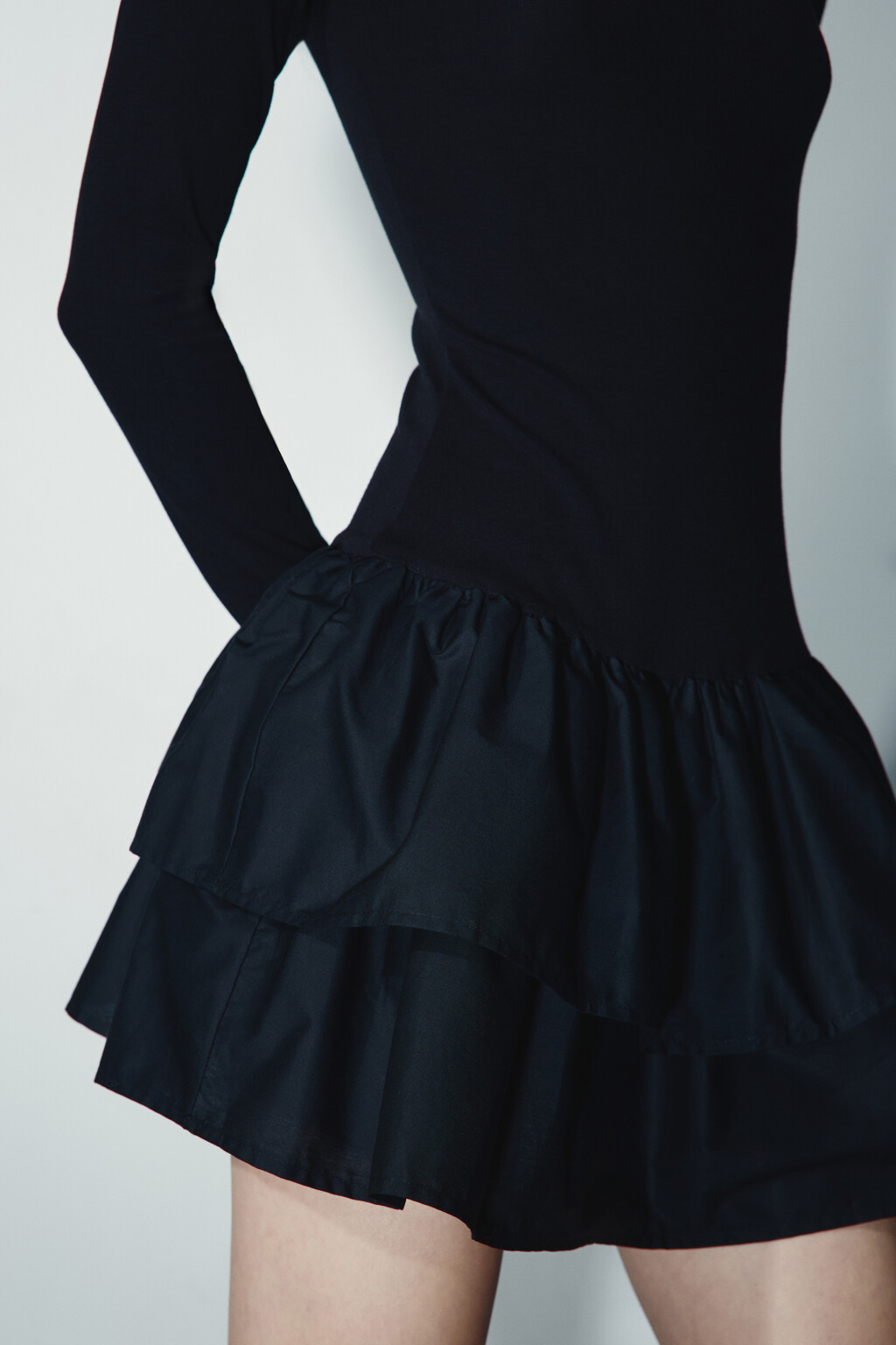 Платье мини с воланами - цвет черный - 6